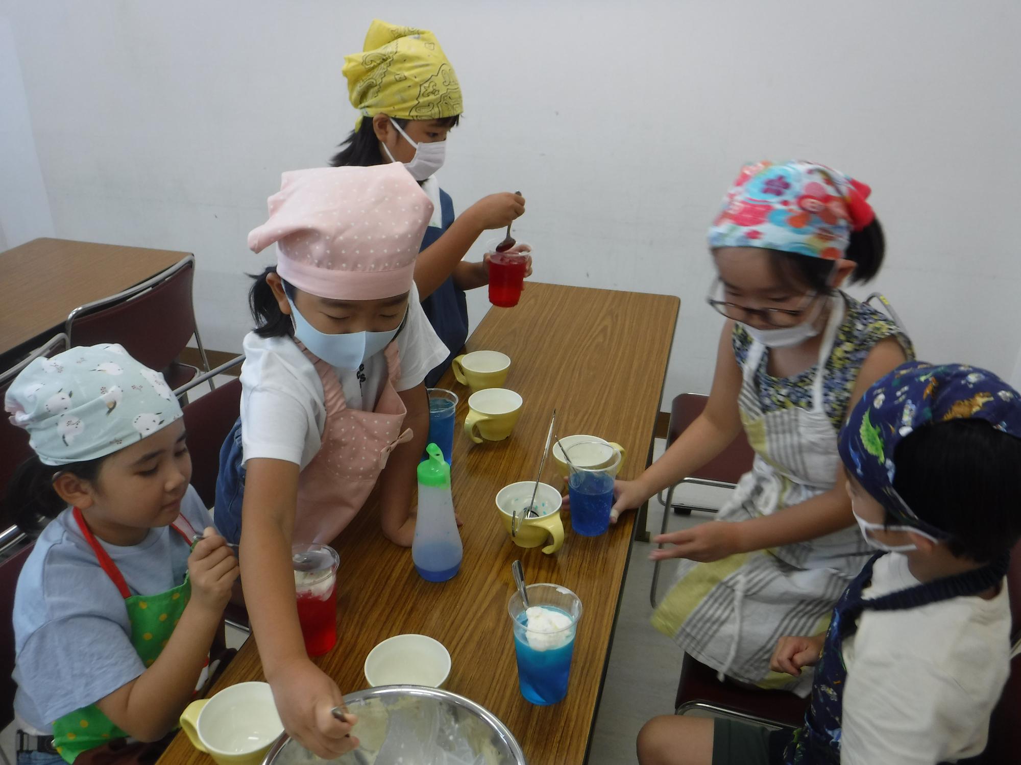 アイスを入れている様子