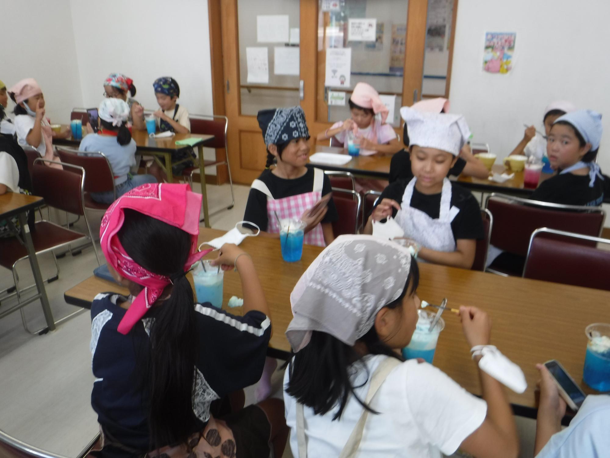 みんなで食べている様子