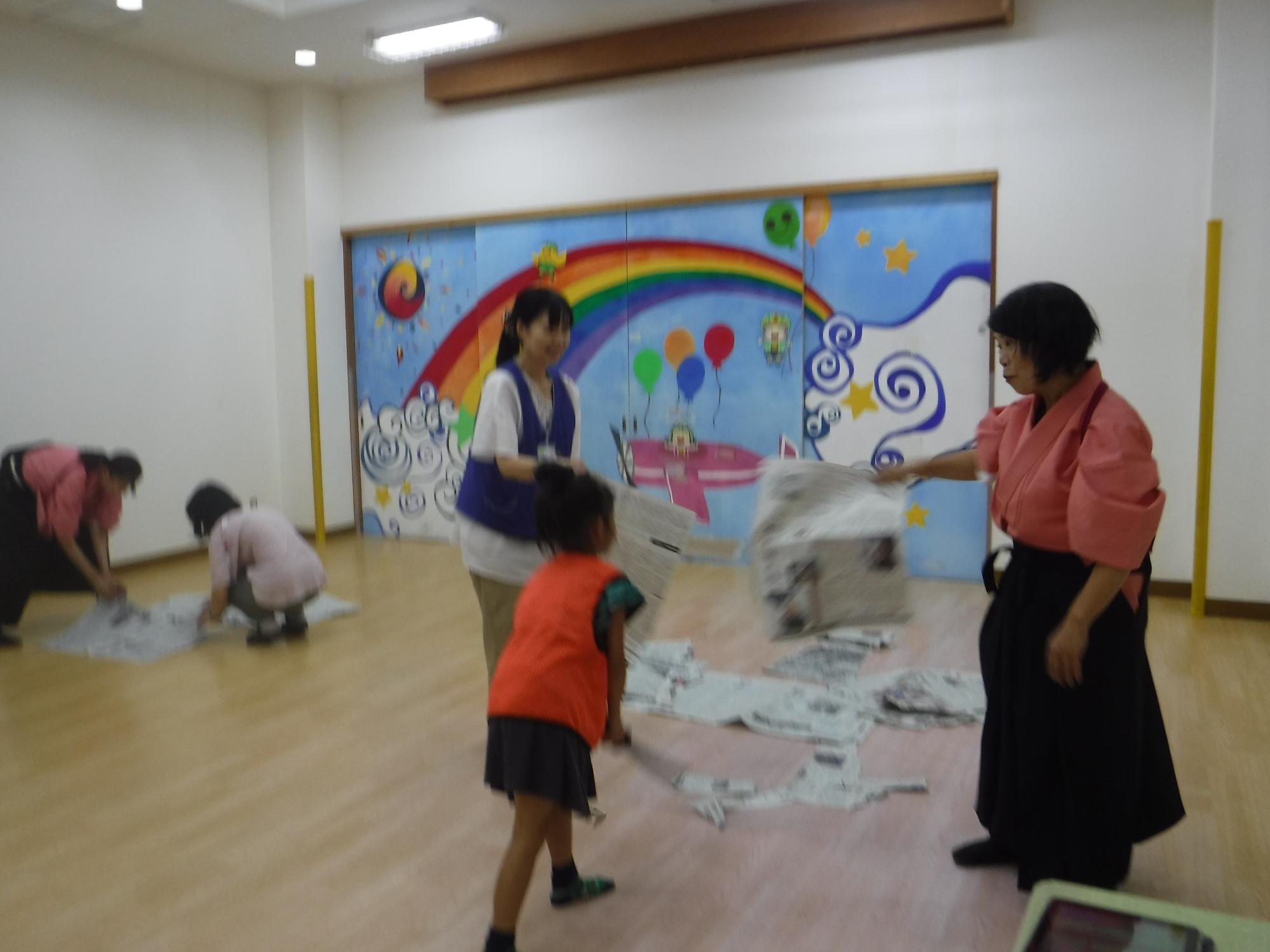 刀で新聞を切る様子