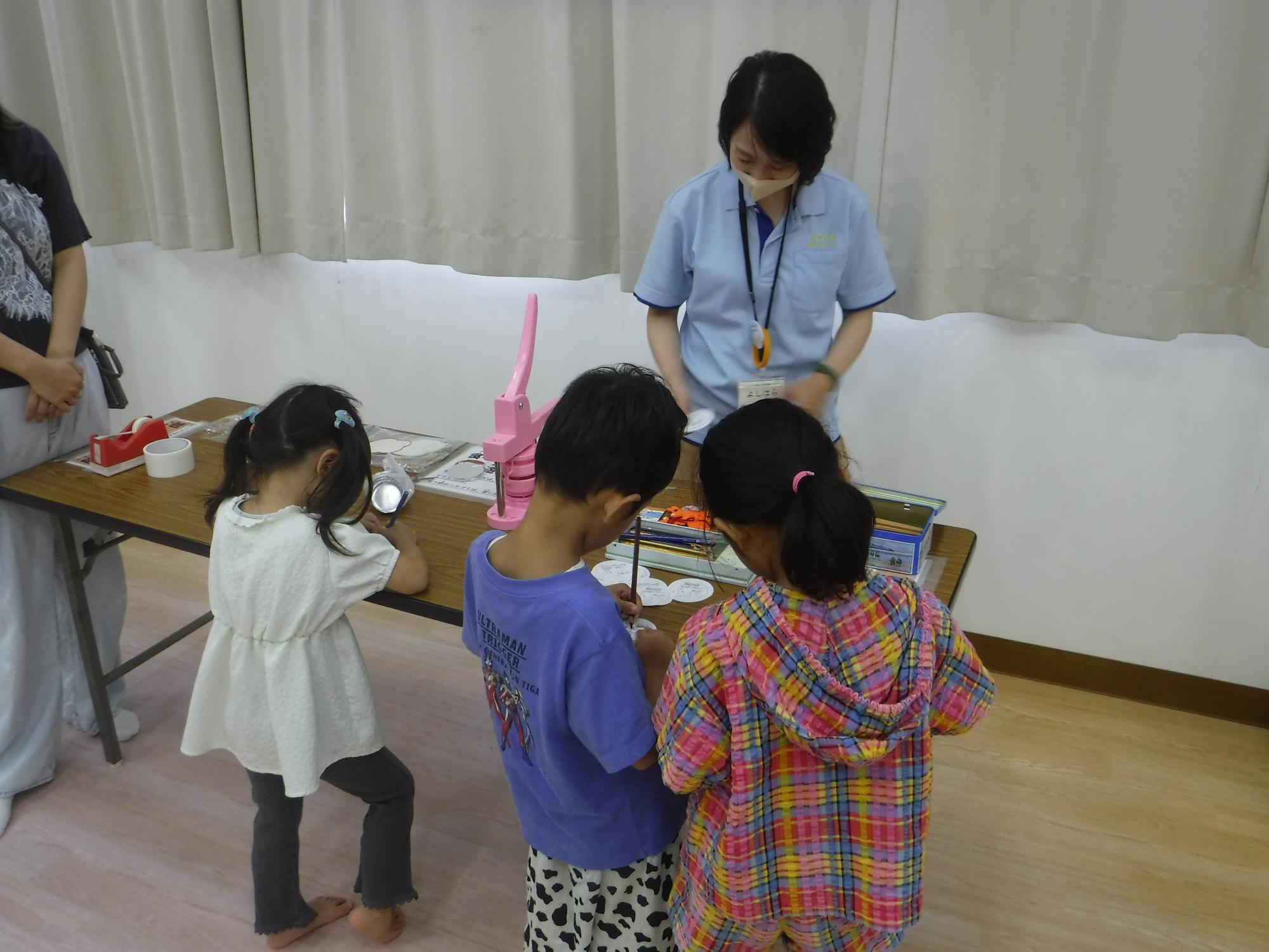 缶バッチを作っているところ