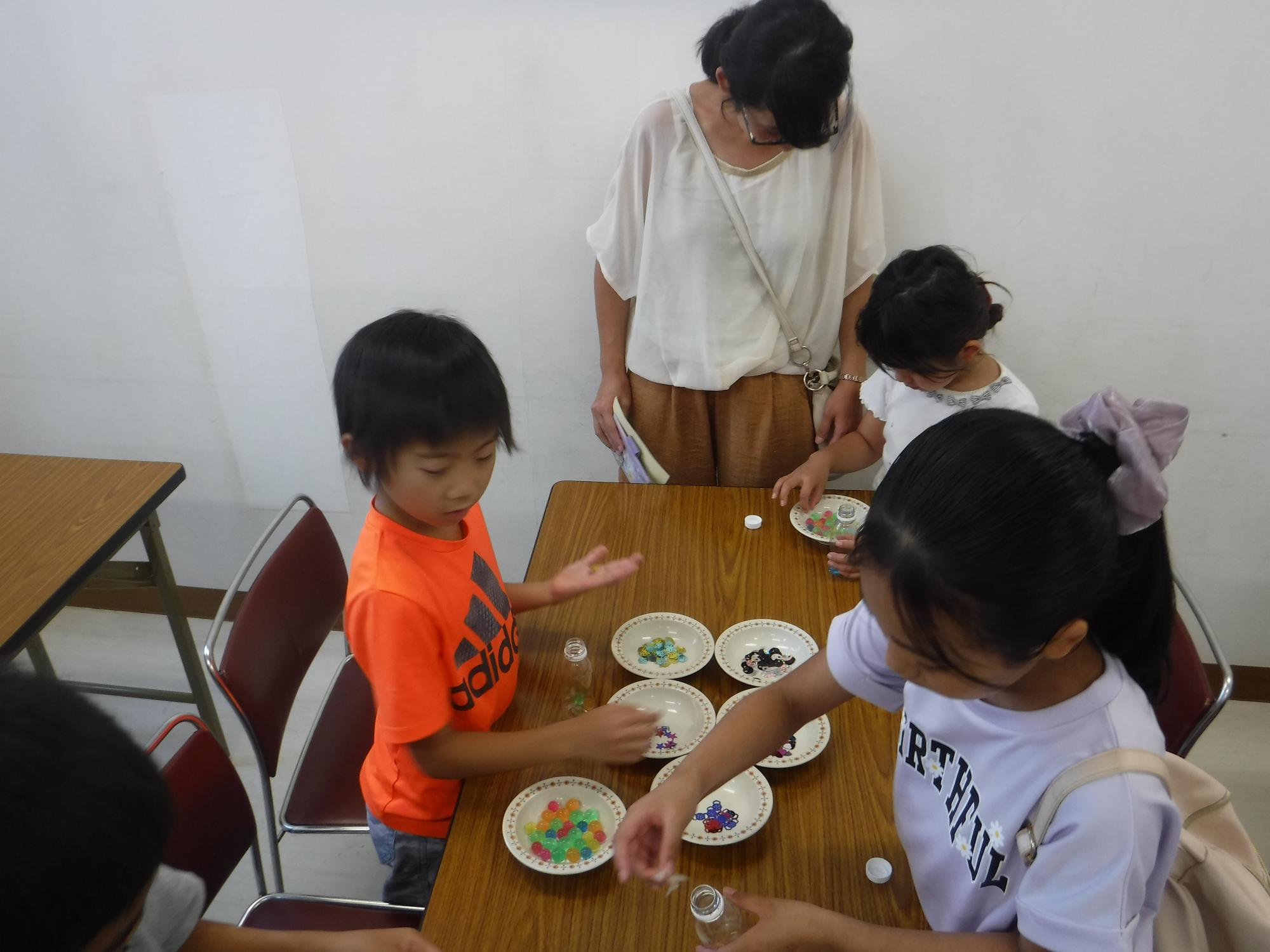 センサリーボトルの中身を入れている様子