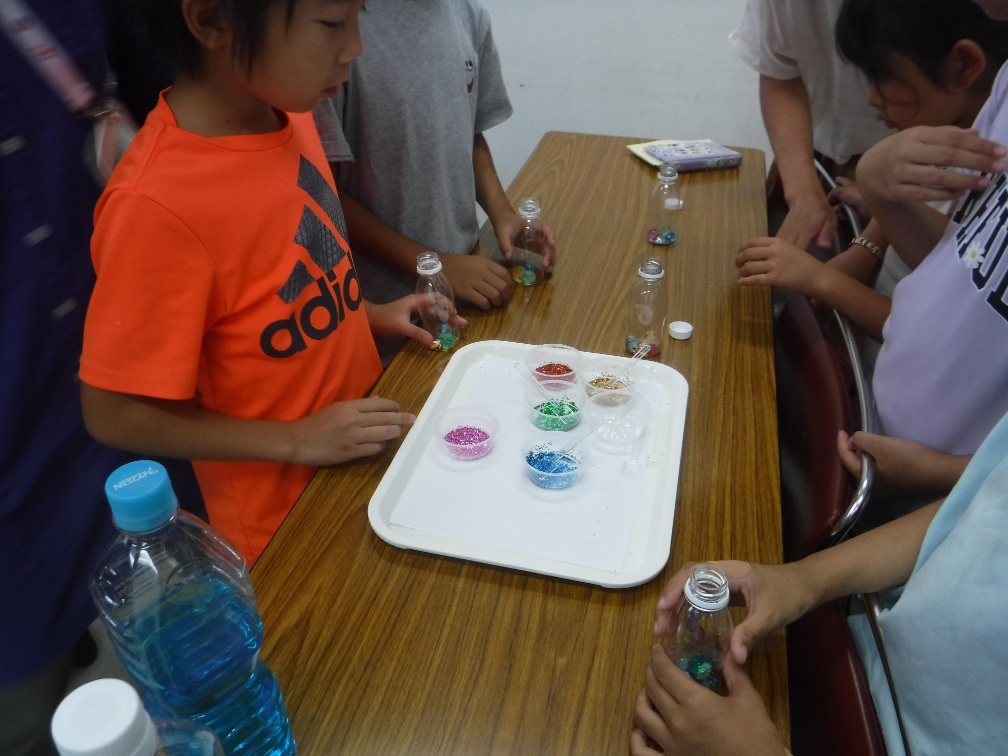 センサリーボトルにラメを入れている様子