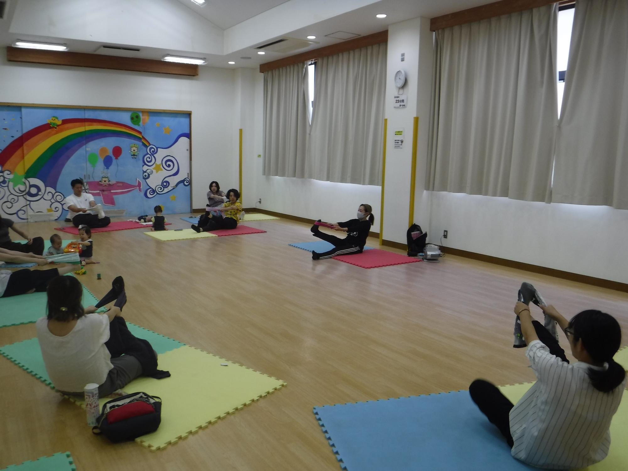 タオルを使ってストレッチ体操している写真