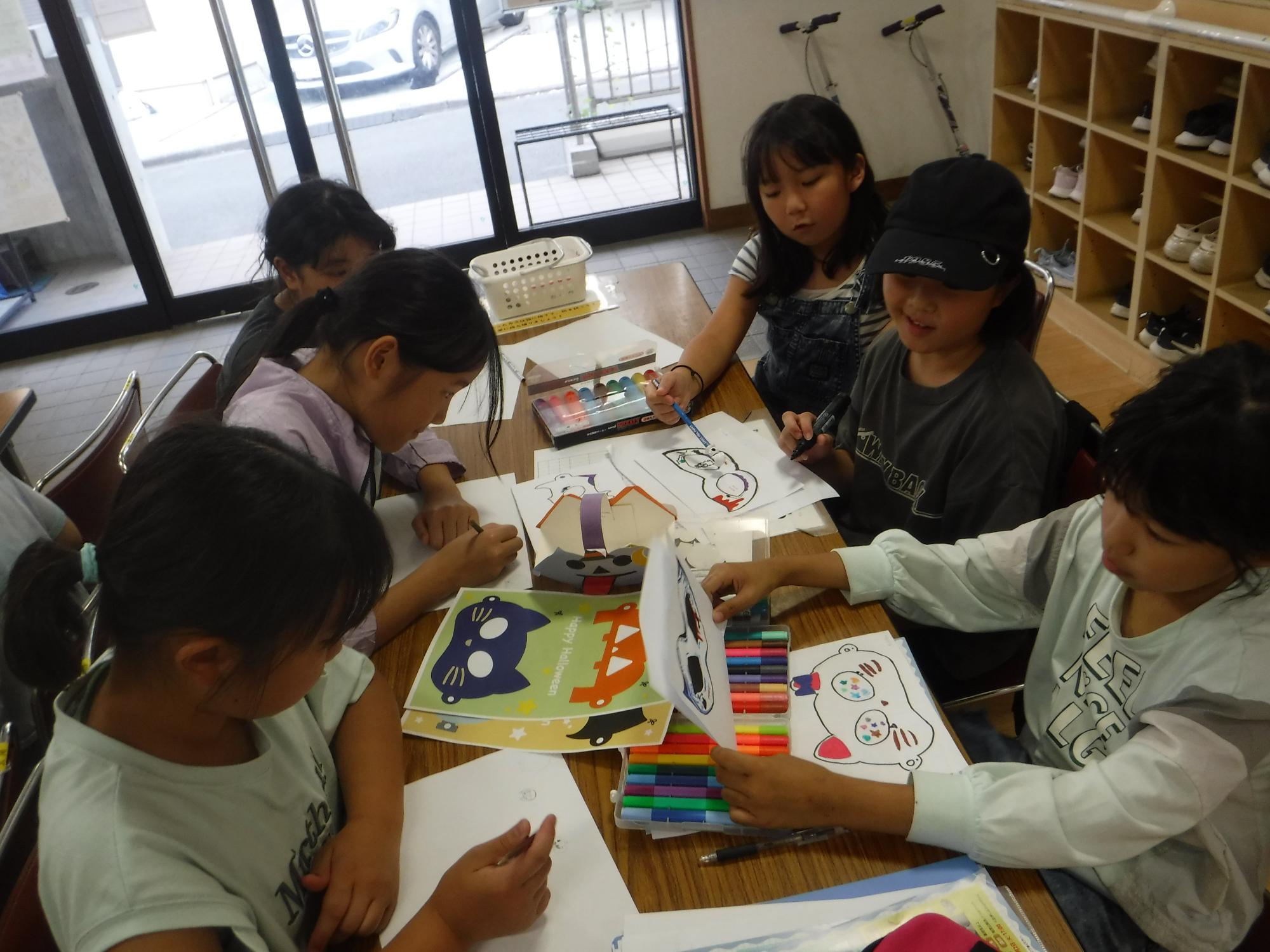 仮面のデザインを描いている写真