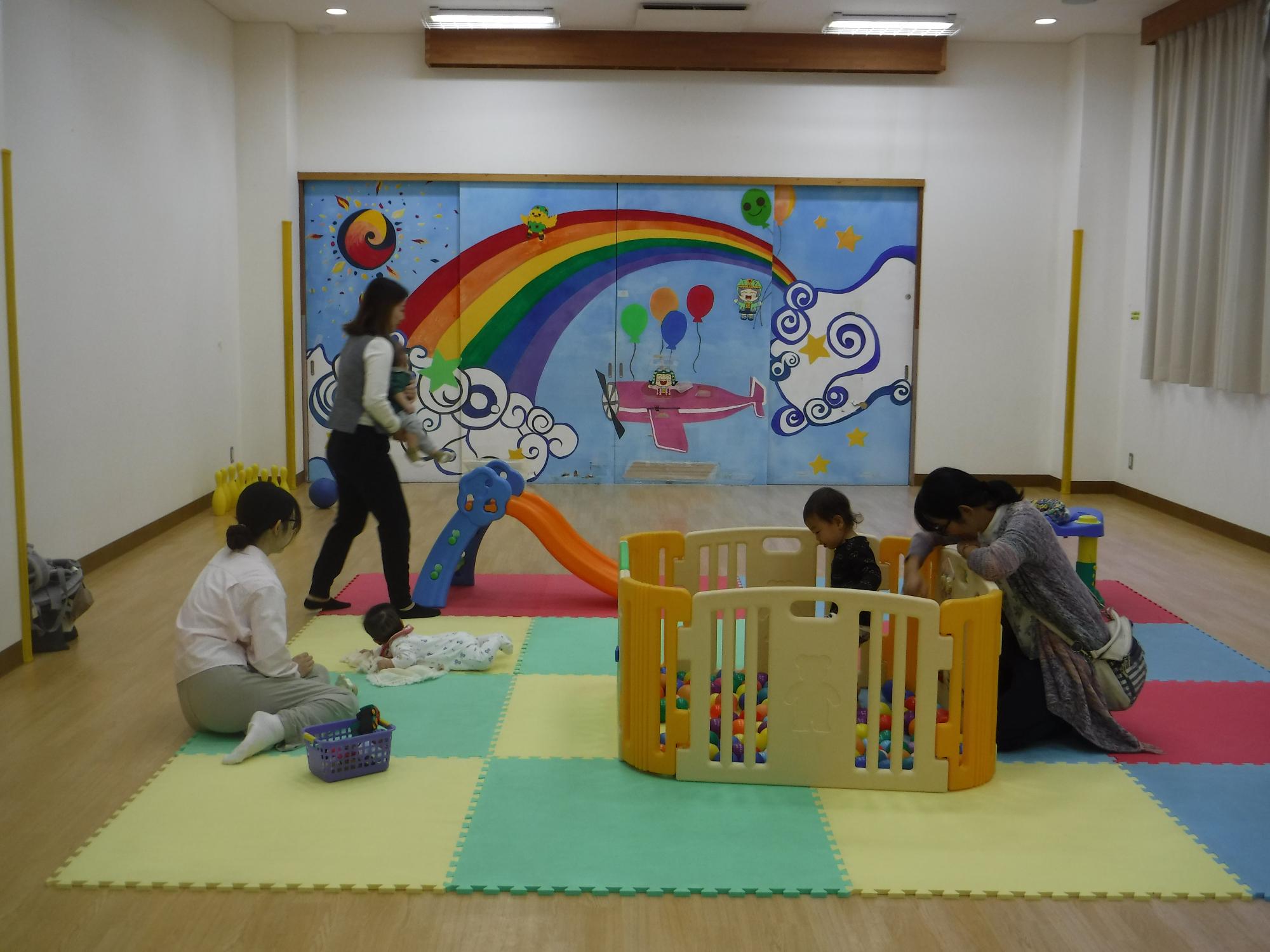 乳幼児親子が遊んでいる写真