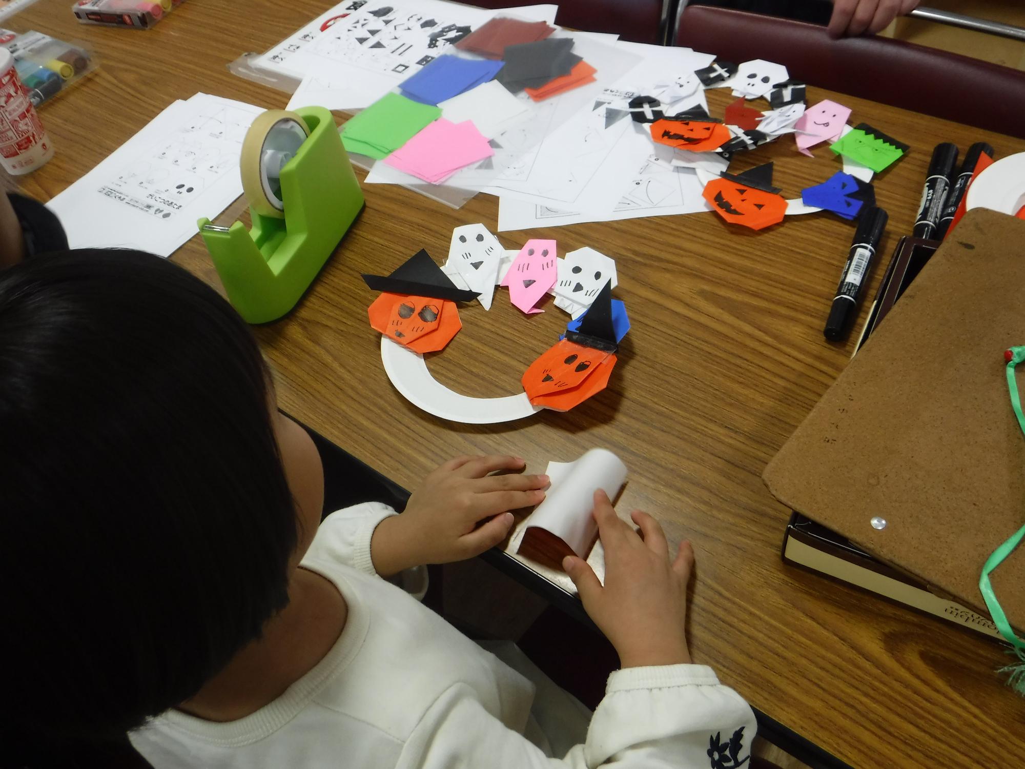 折り紙を折っている写真