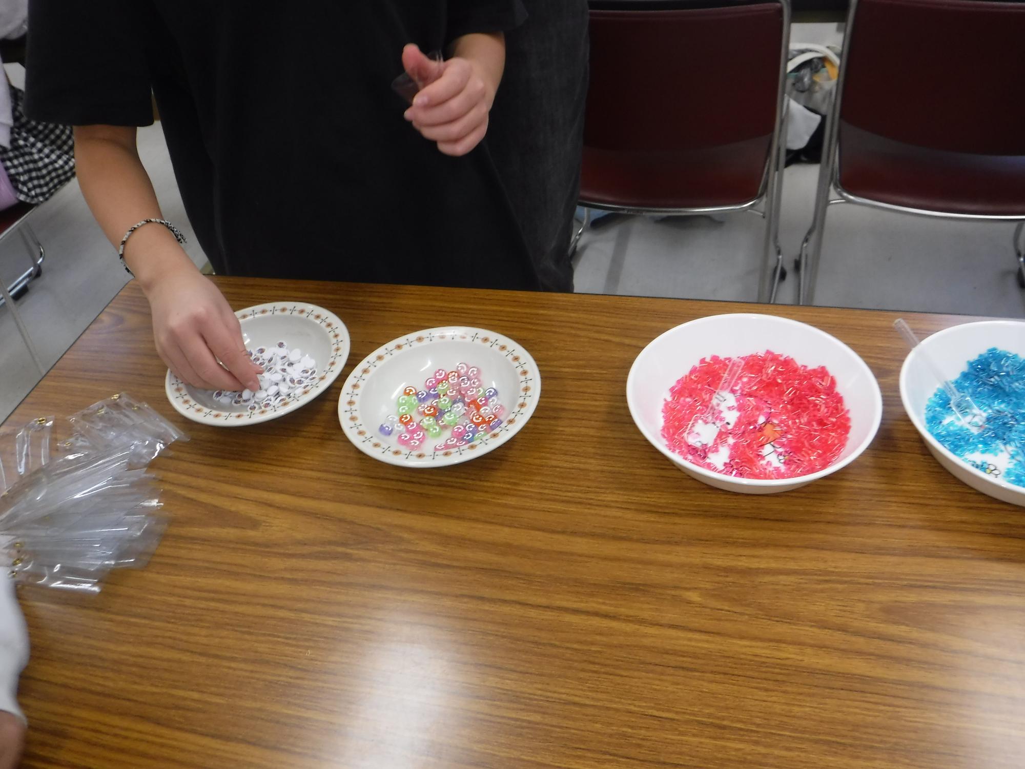 シャカシャカキーホルダー ビーズを入れている様子