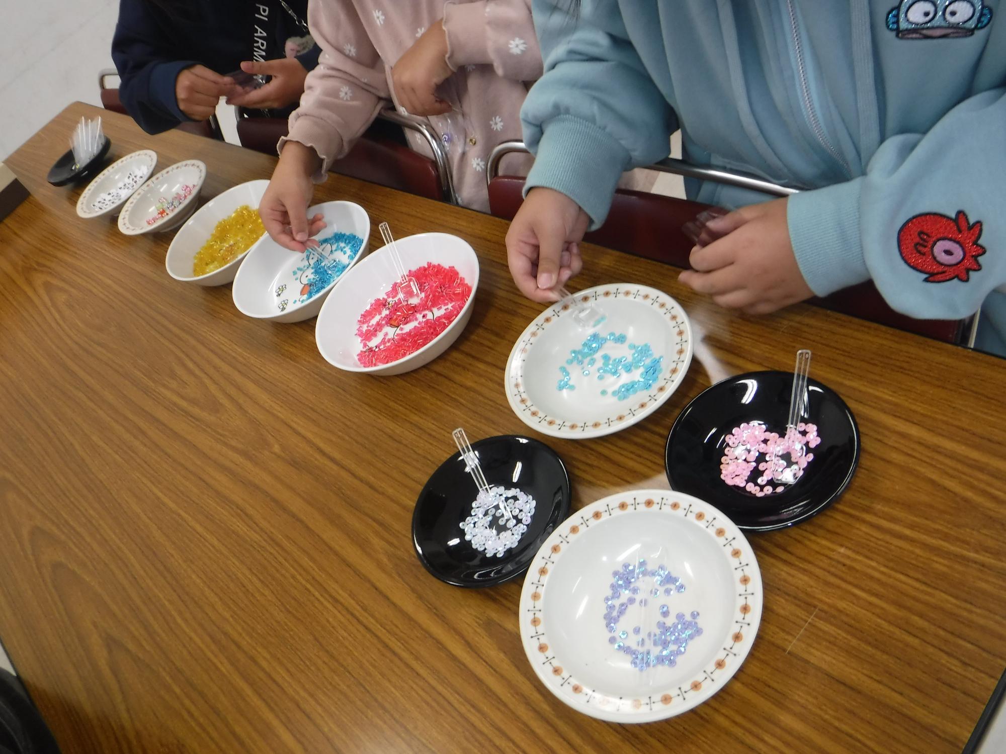 シャカシャカキーホルダー いろいろなラメをいれている様子