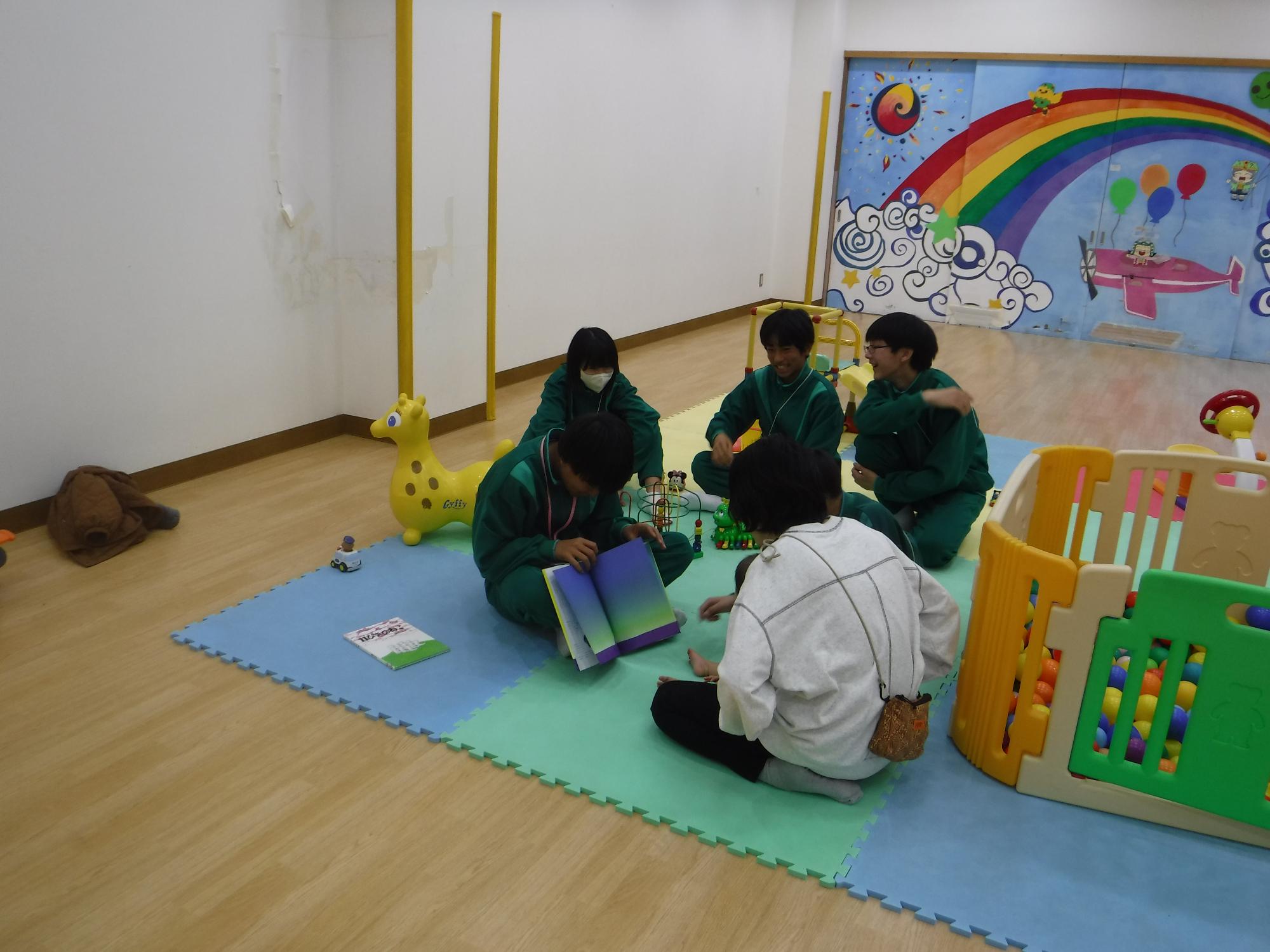 ぷちたま広場＆測定会読み聞かせをしている様子