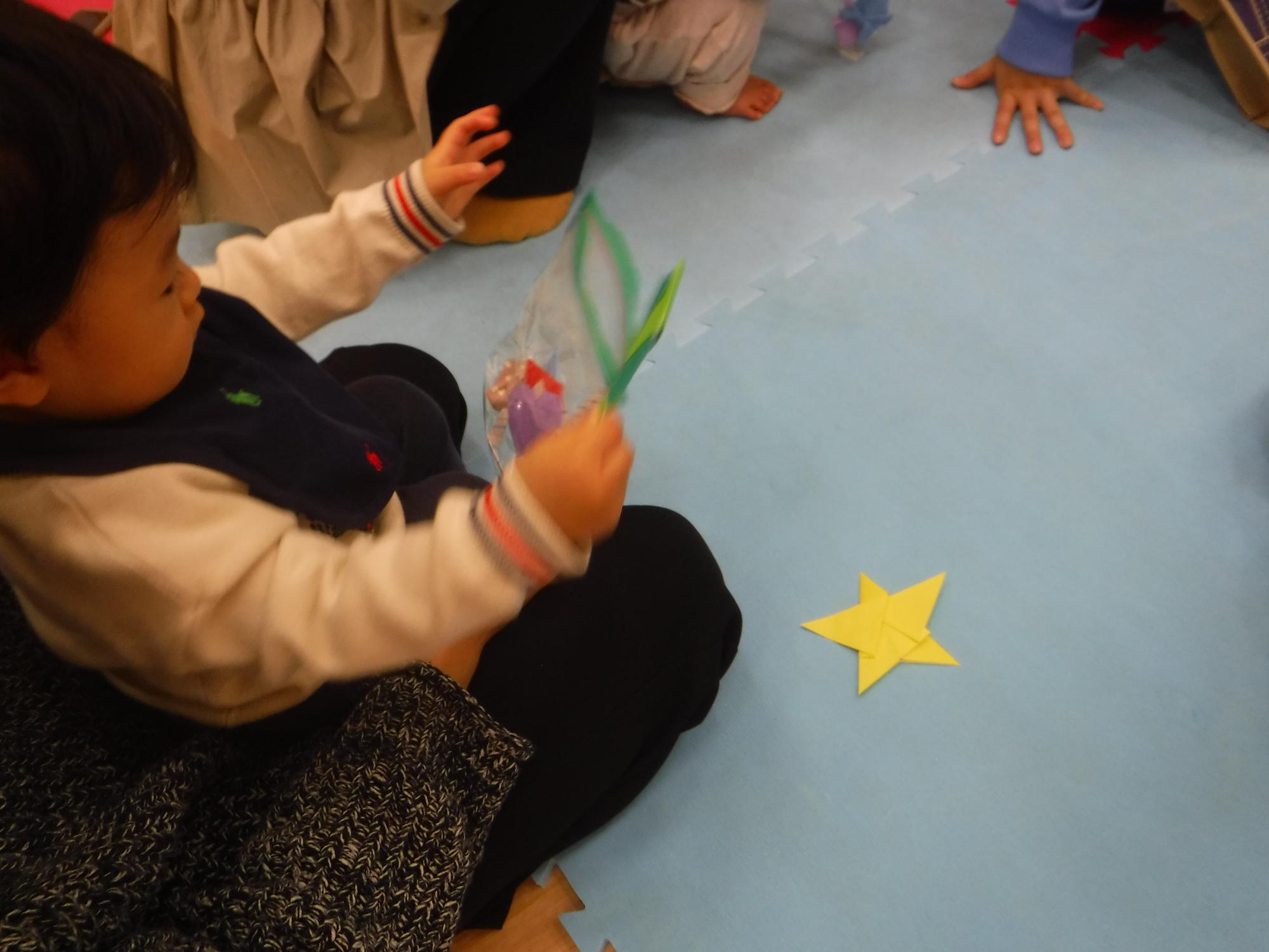 きらきらぼし11月折り紙をプレゼントしてもらう様子