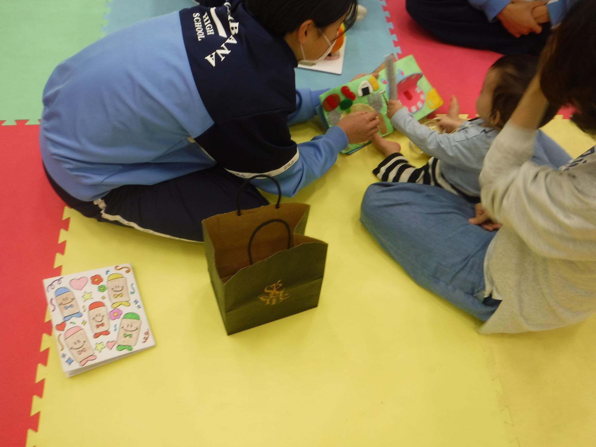 手作り絵本で遊ぶ様子