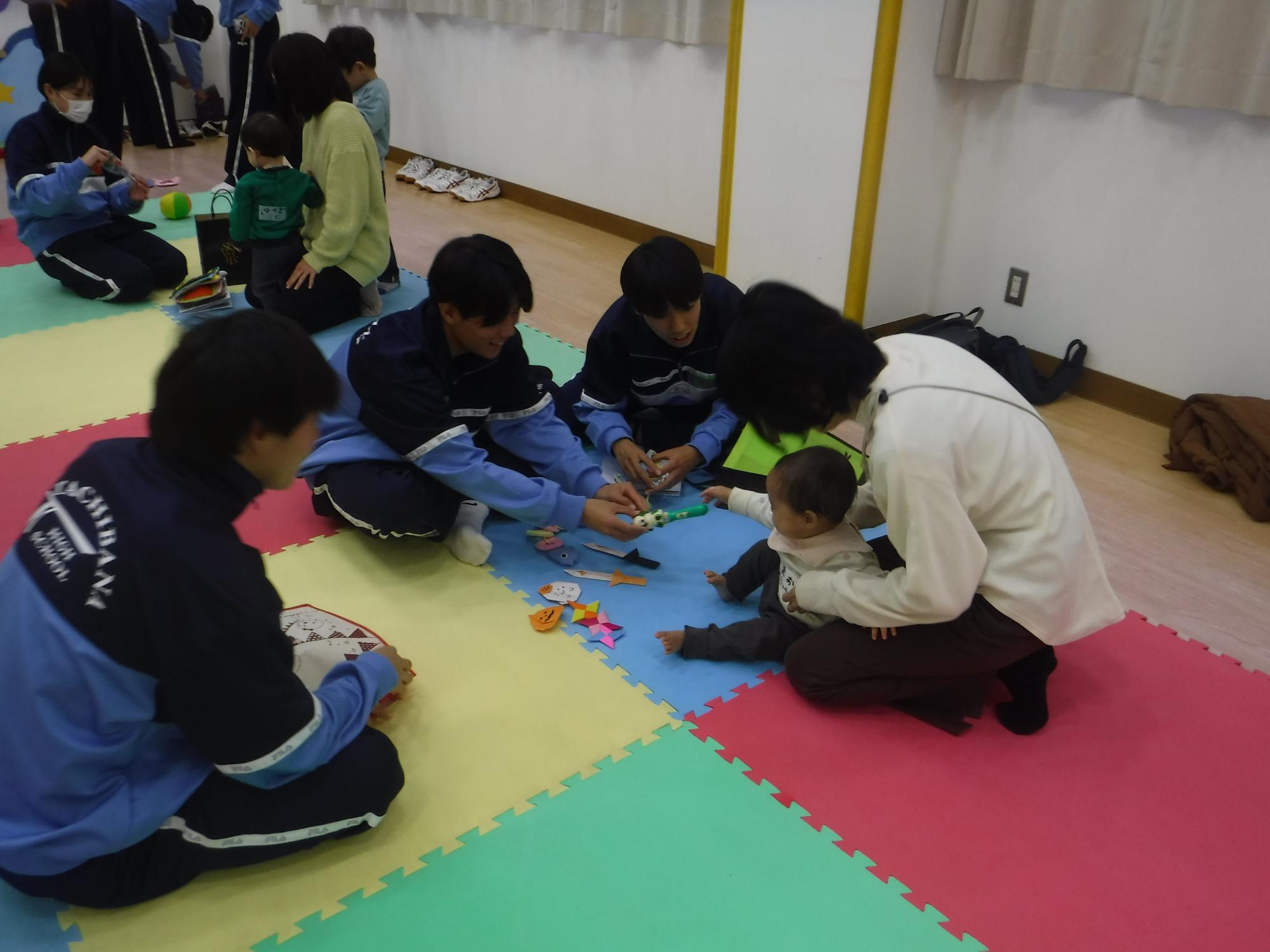 最後に折り紙のプレゼントをもらう様子