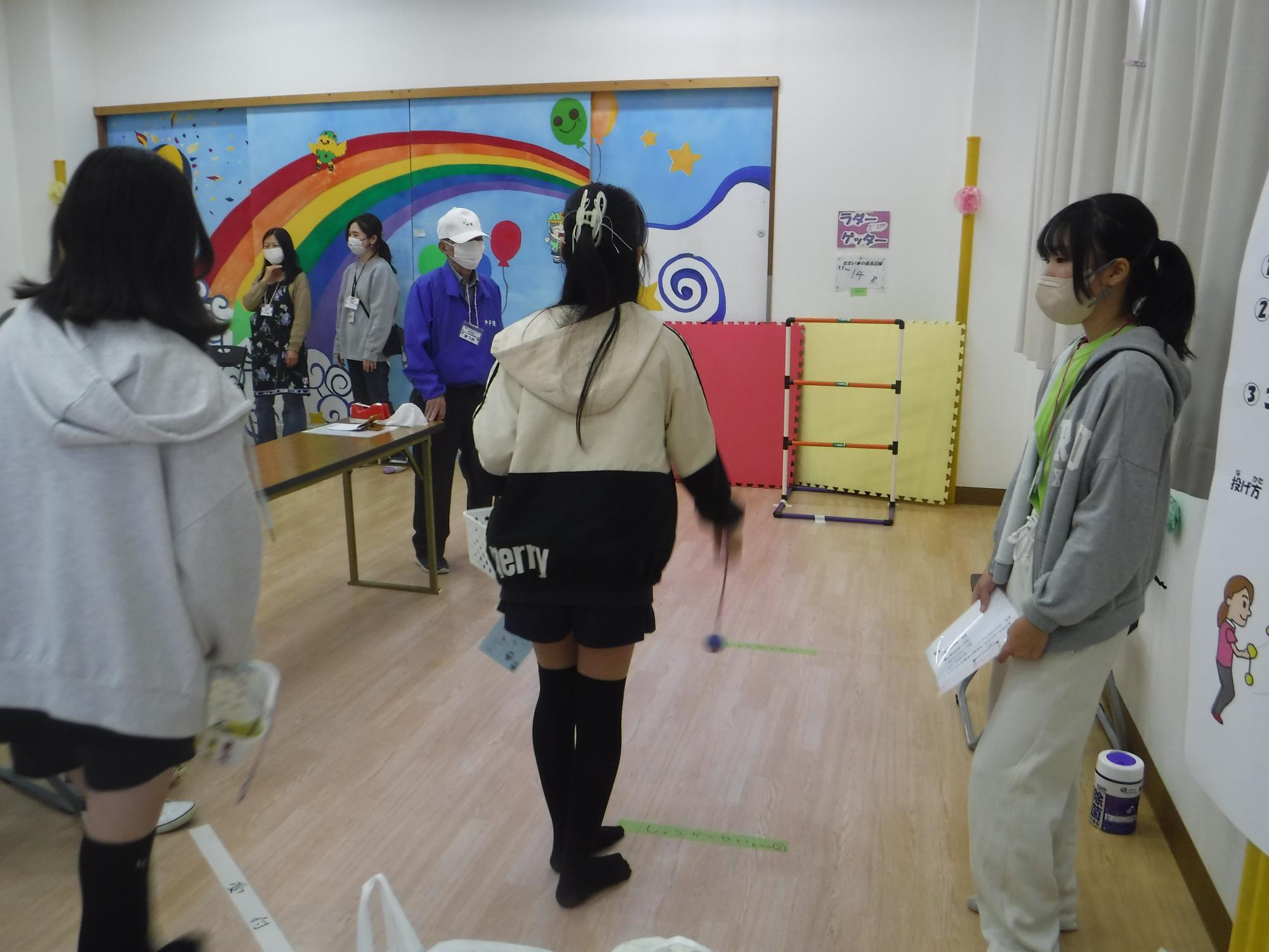 ラダーゲッターに挑戦している様子