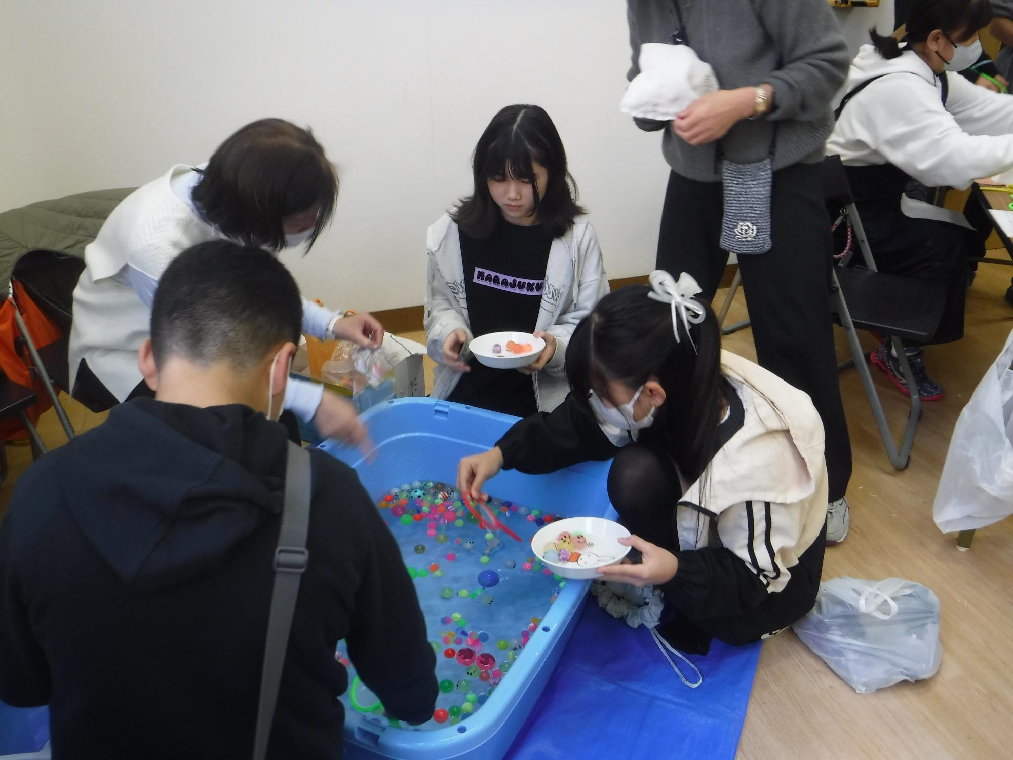 スーパーボールすくいをしている様子