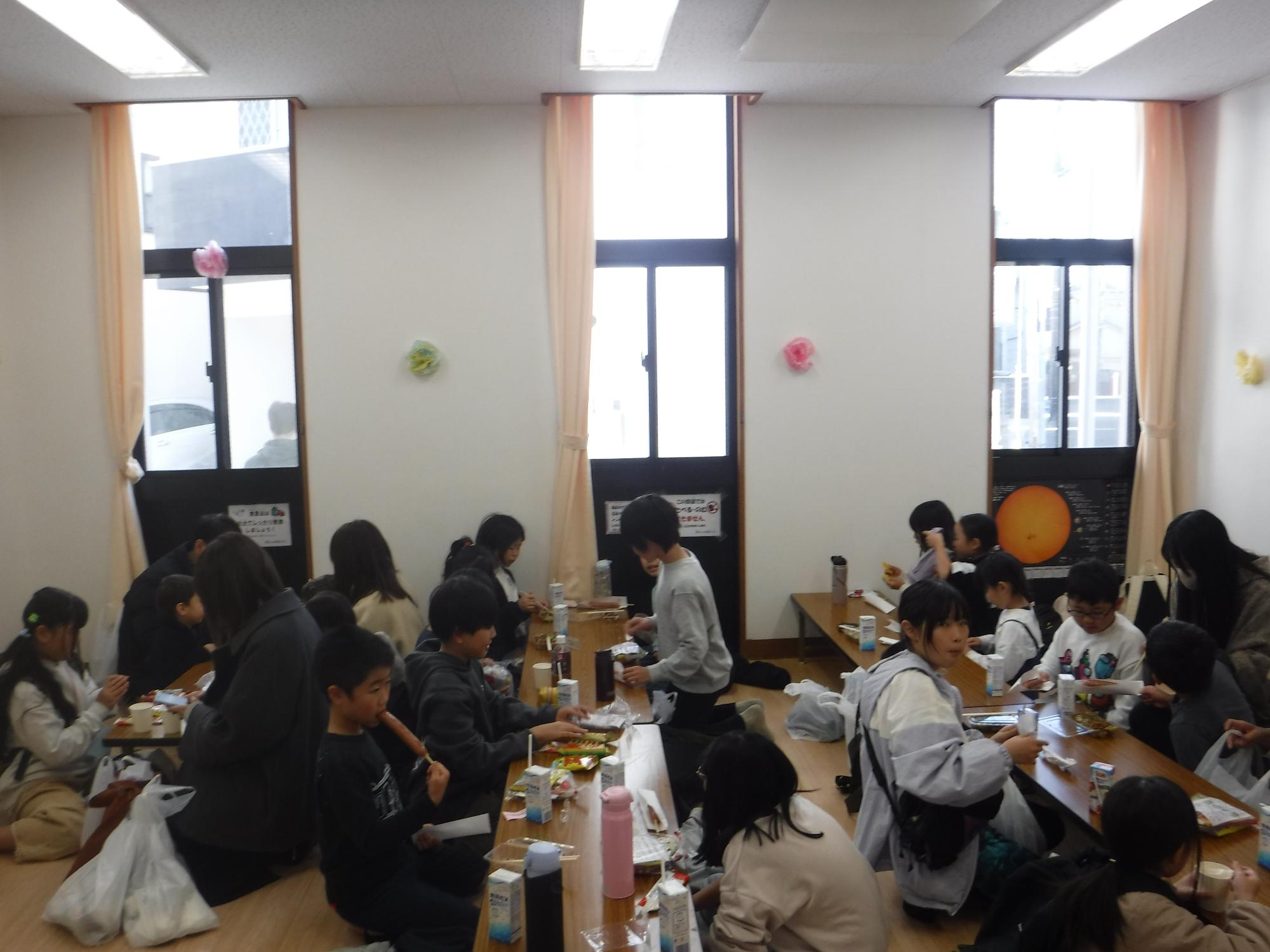 飲食スペースで食事をしている様子