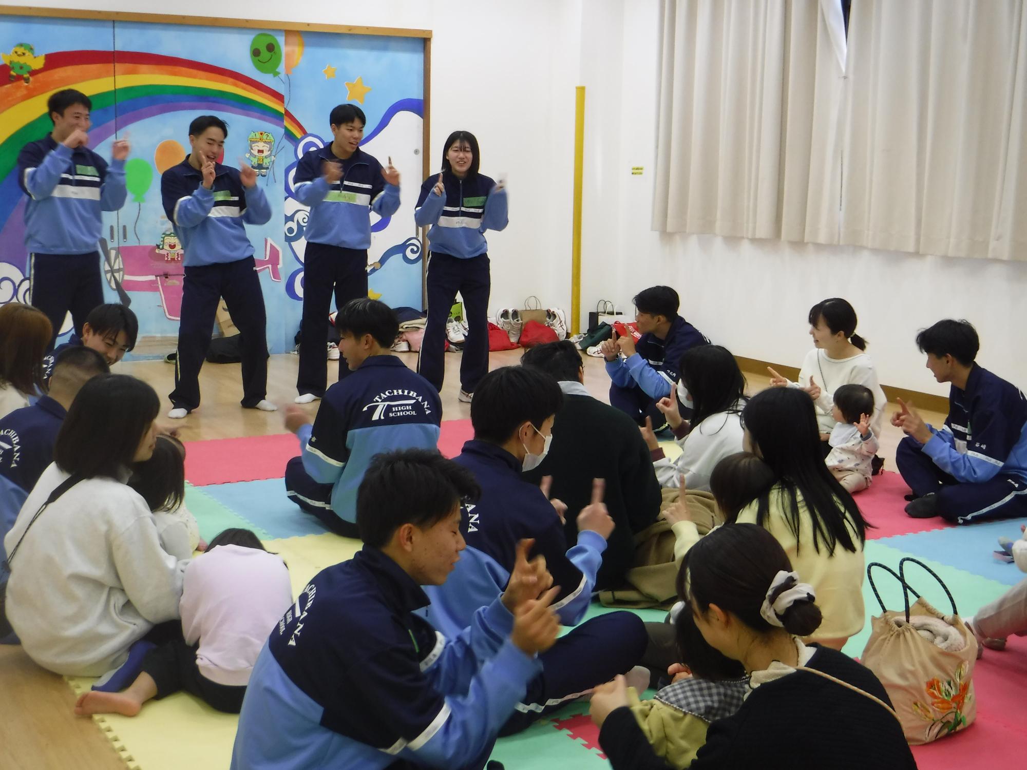 12月のきらきらぼし 手遊びの様子