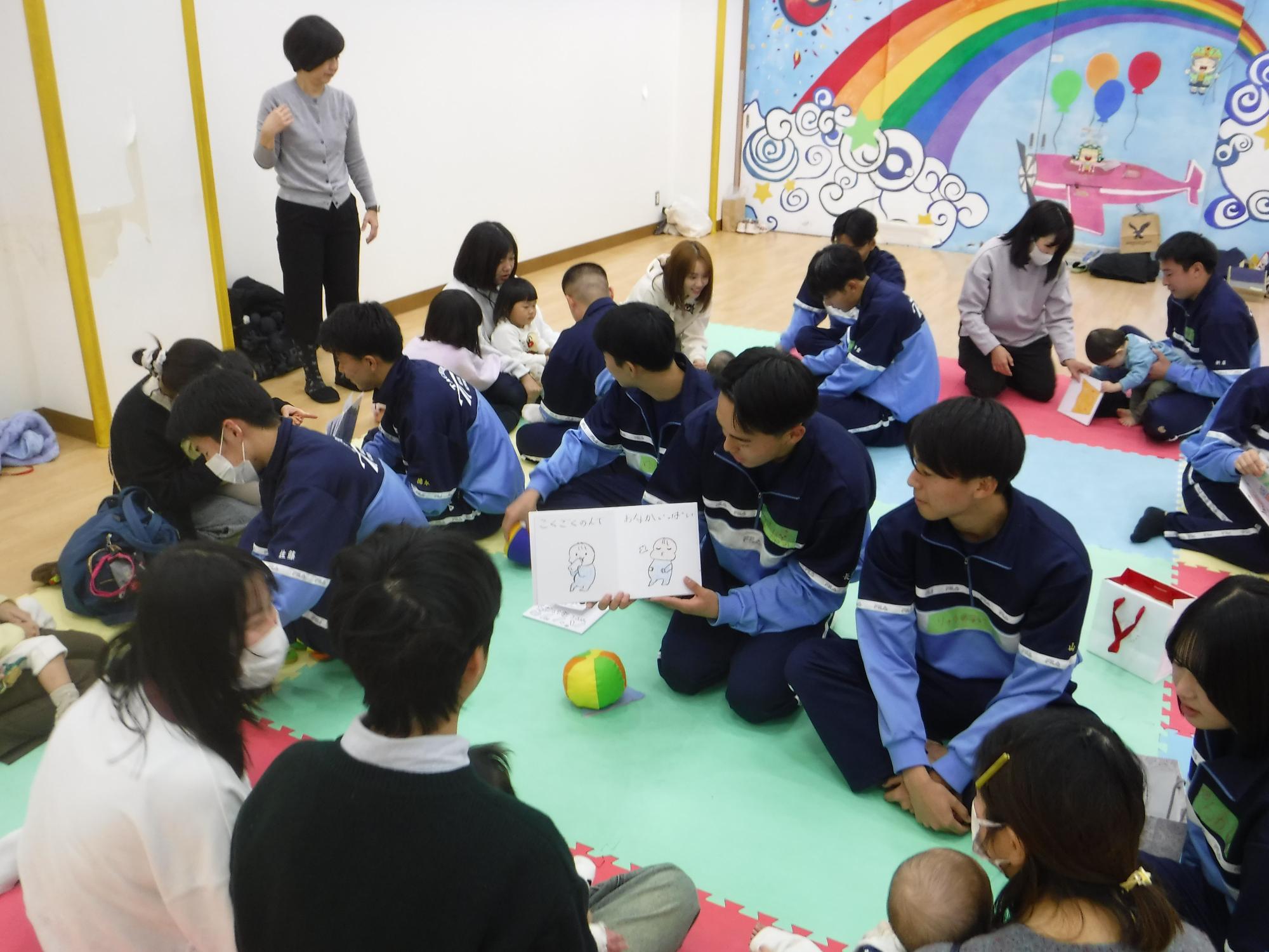 12月のきらきらぼし 本の読み聞かせの様子