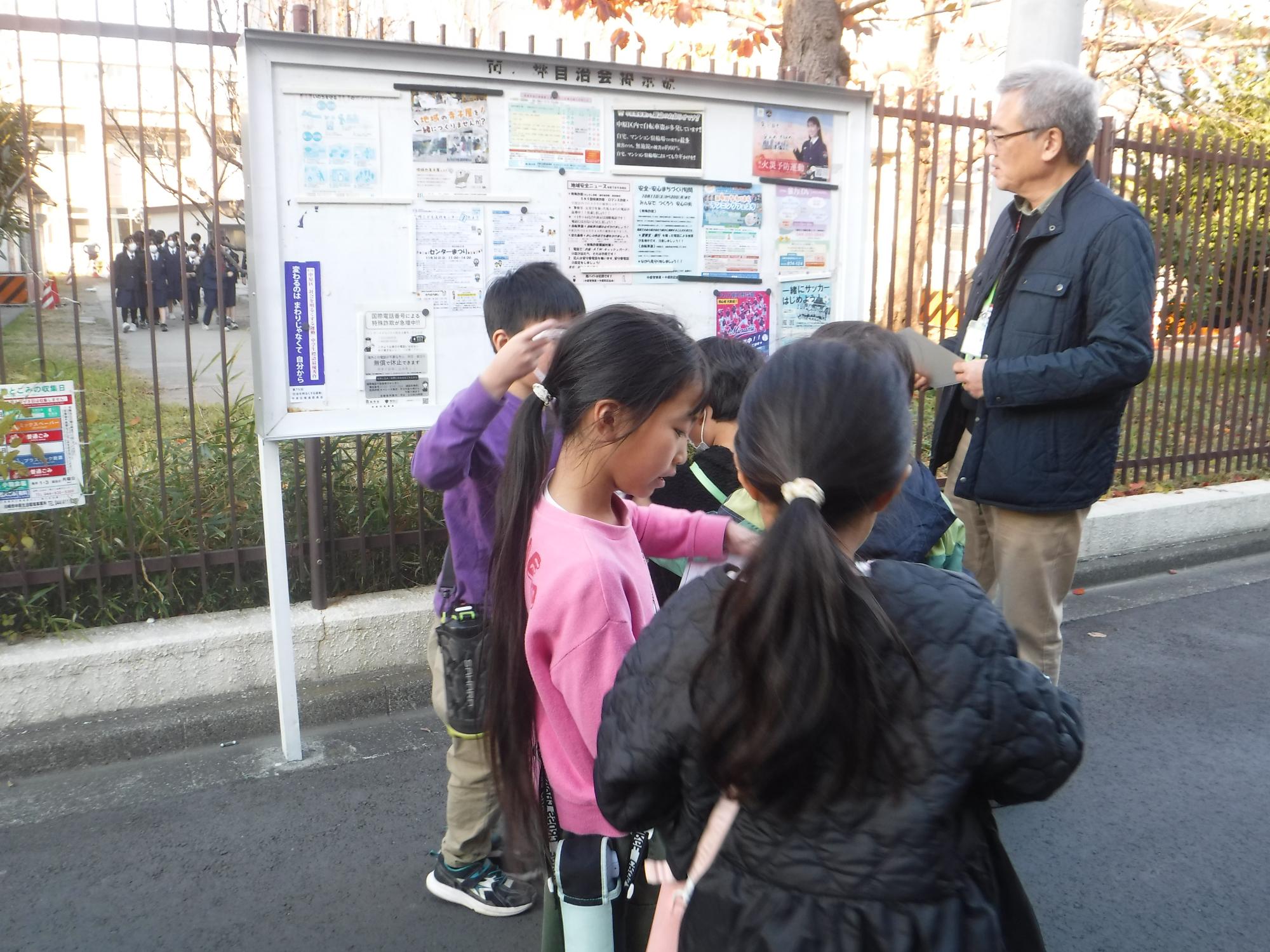 安全マップづくり 掲示板を確認している様子