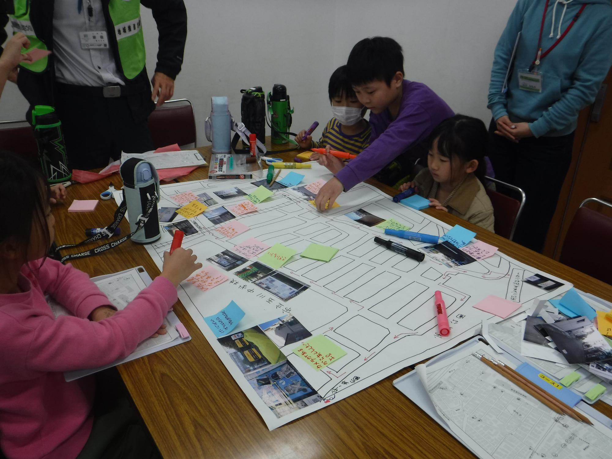 安全マップ作り マップを作成している様子