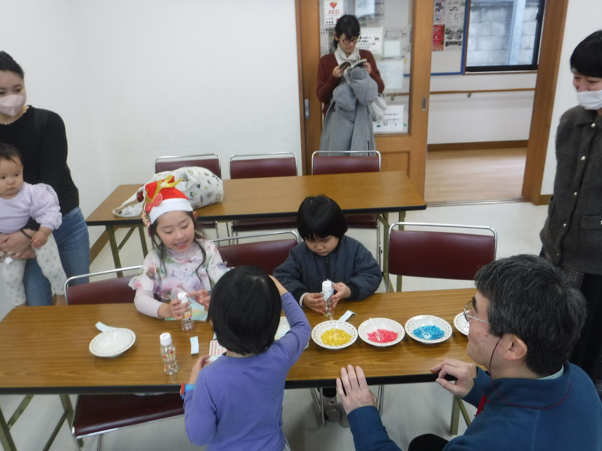 楽器を作っている様子