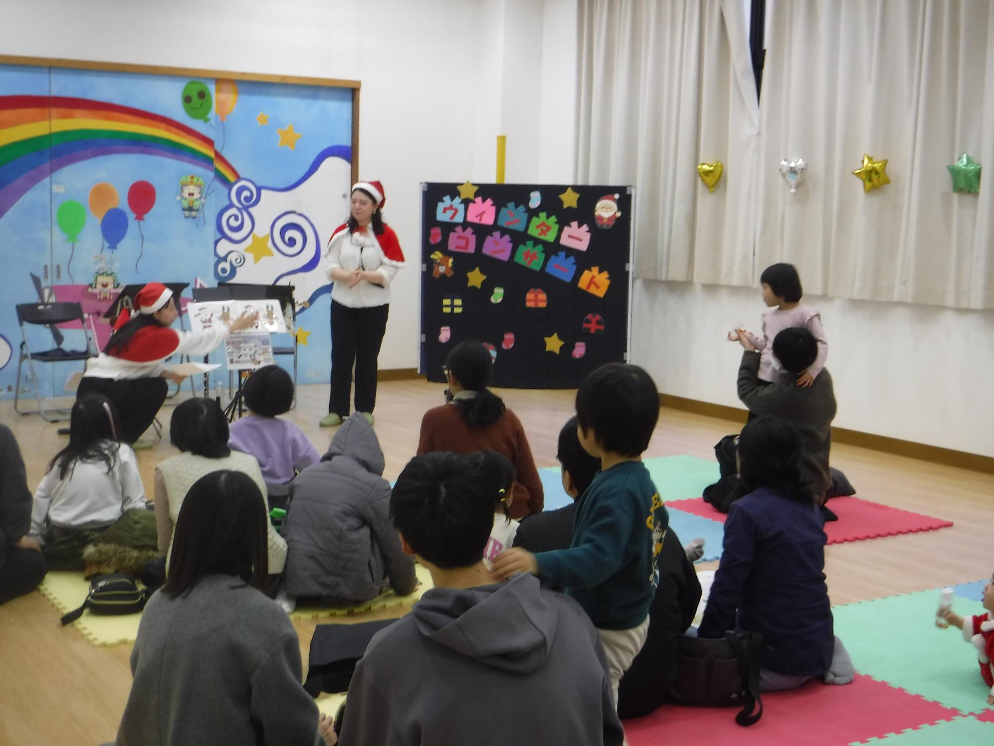 みんなに演奏に参加しもらうよう声掛けしているところ