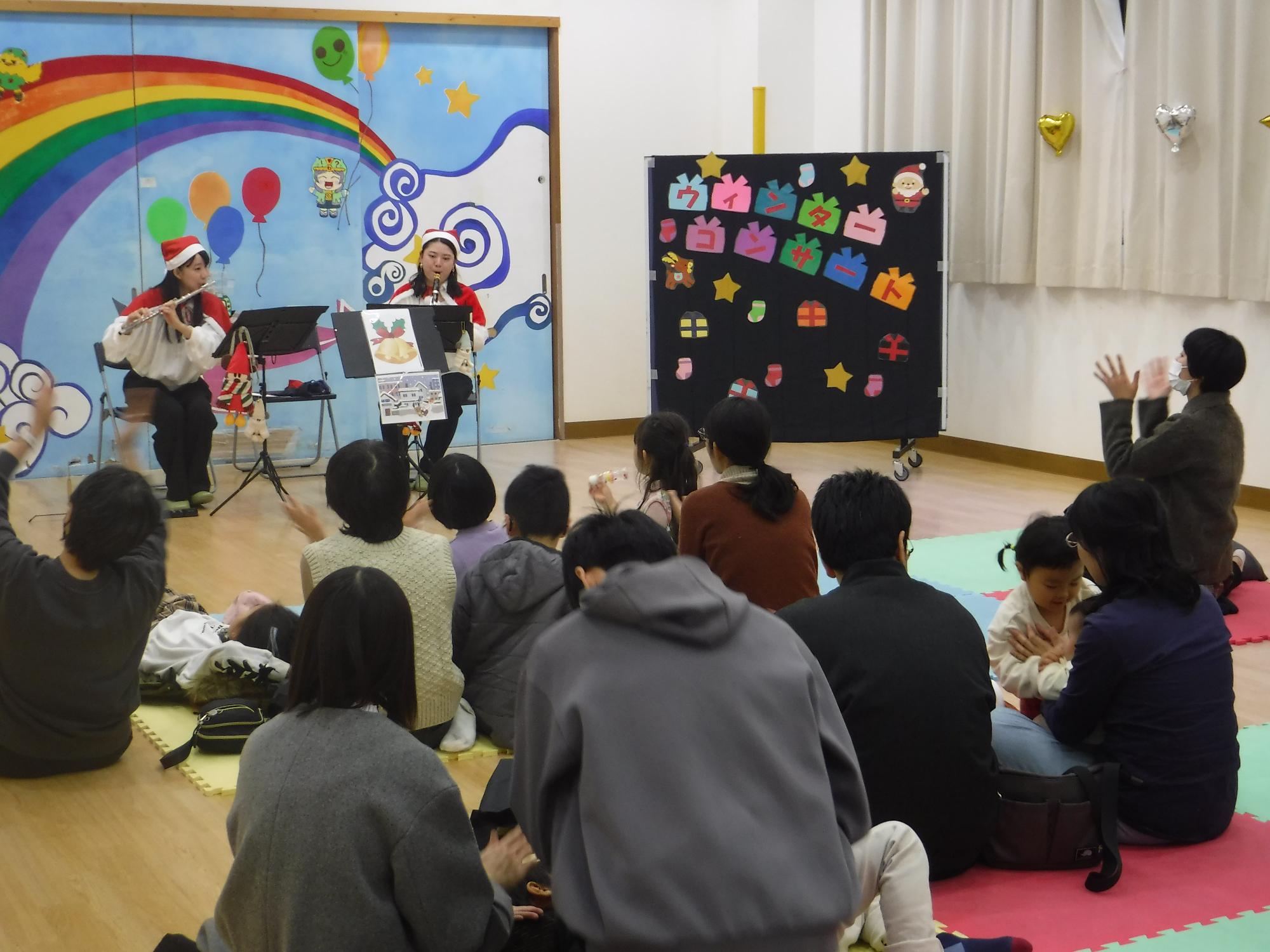 手拍子や、マラカスで参加している様子