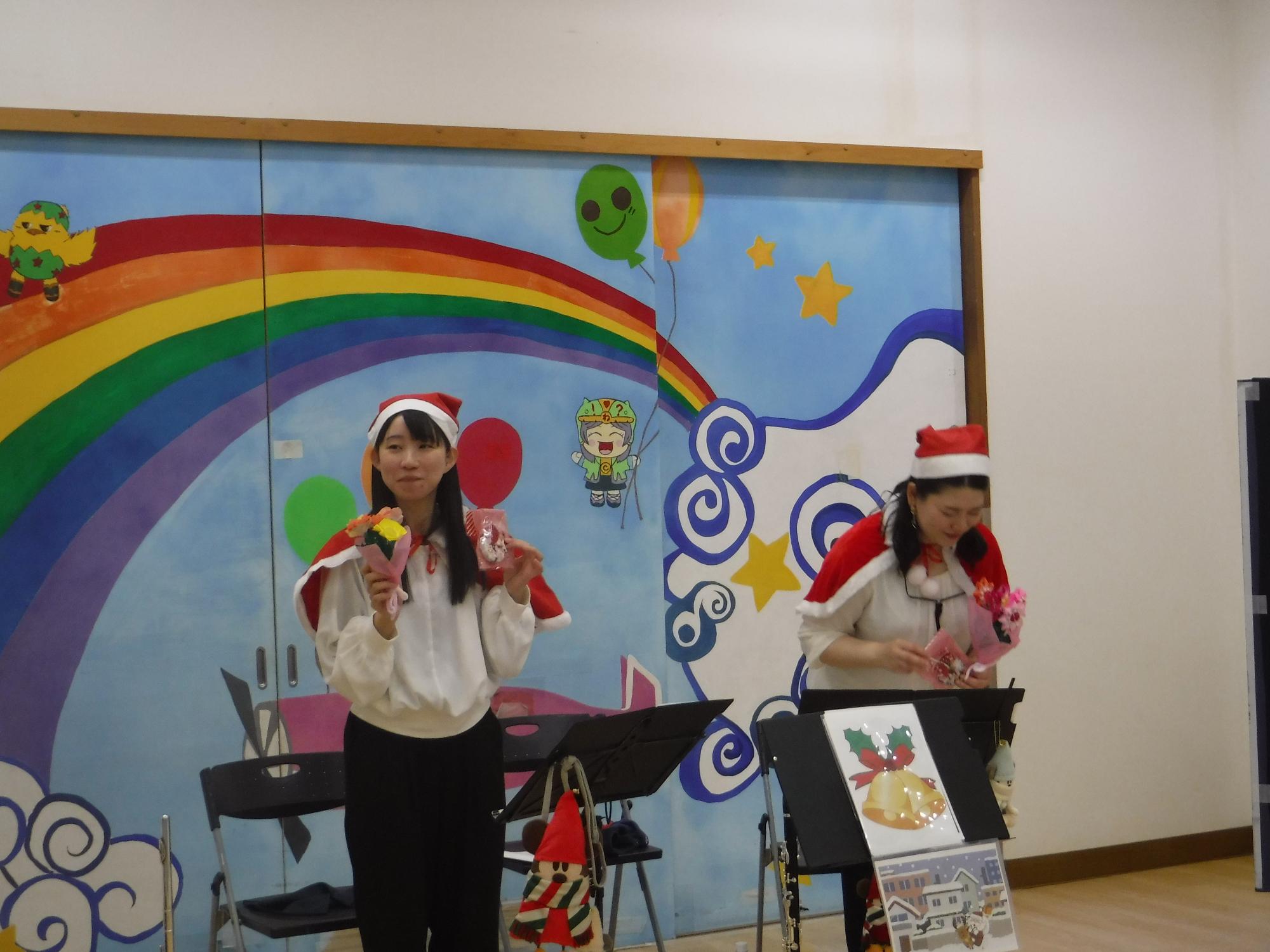 最後に子どもたちからプレゼントをもらった様子