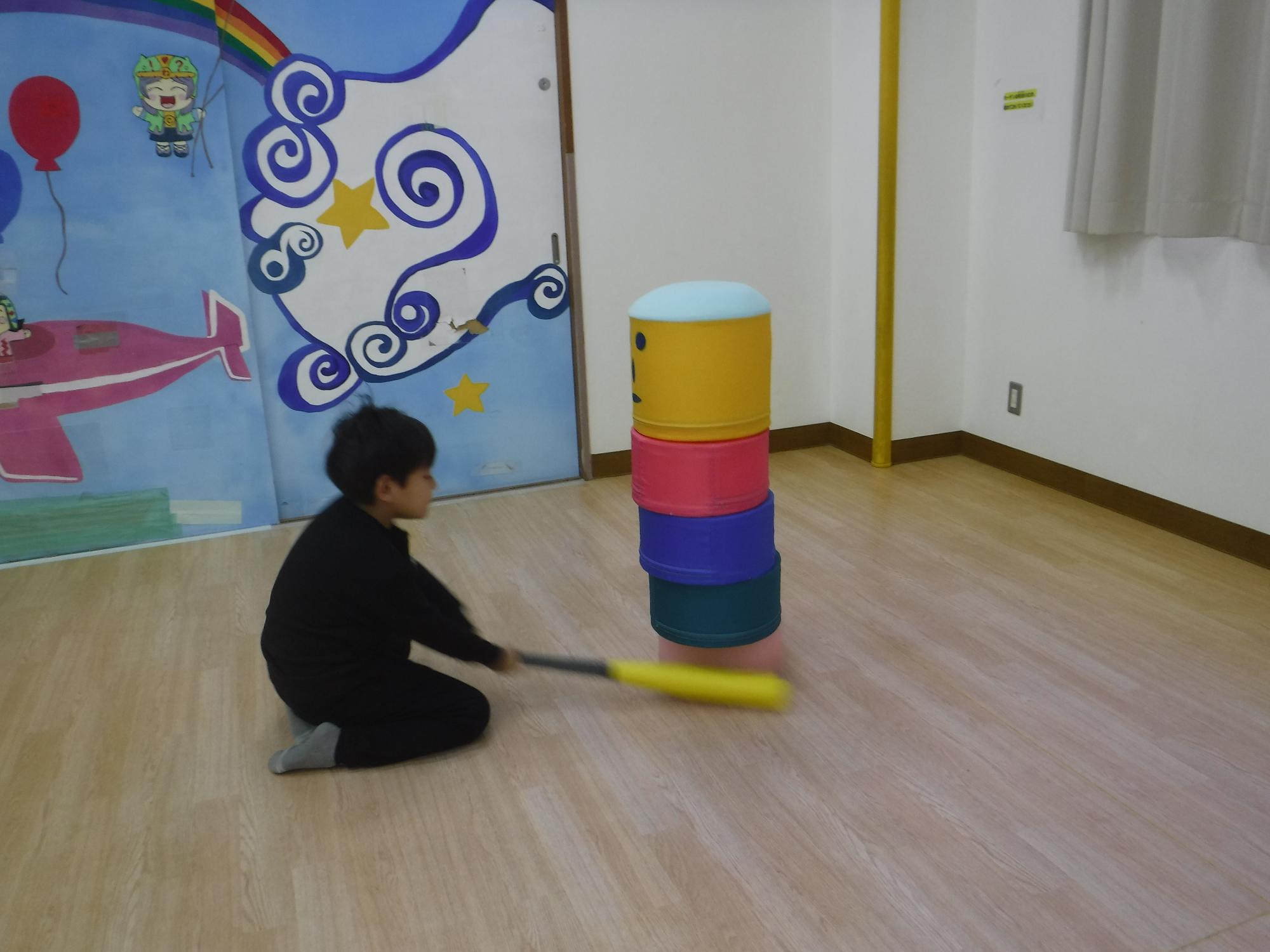 だるま落としをしている写真