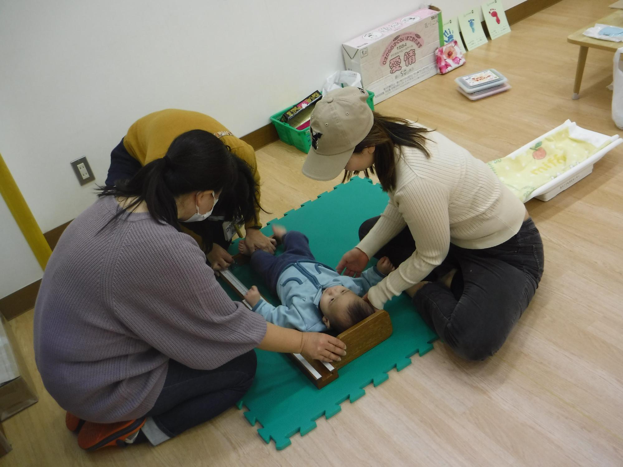 身長を計っている写真