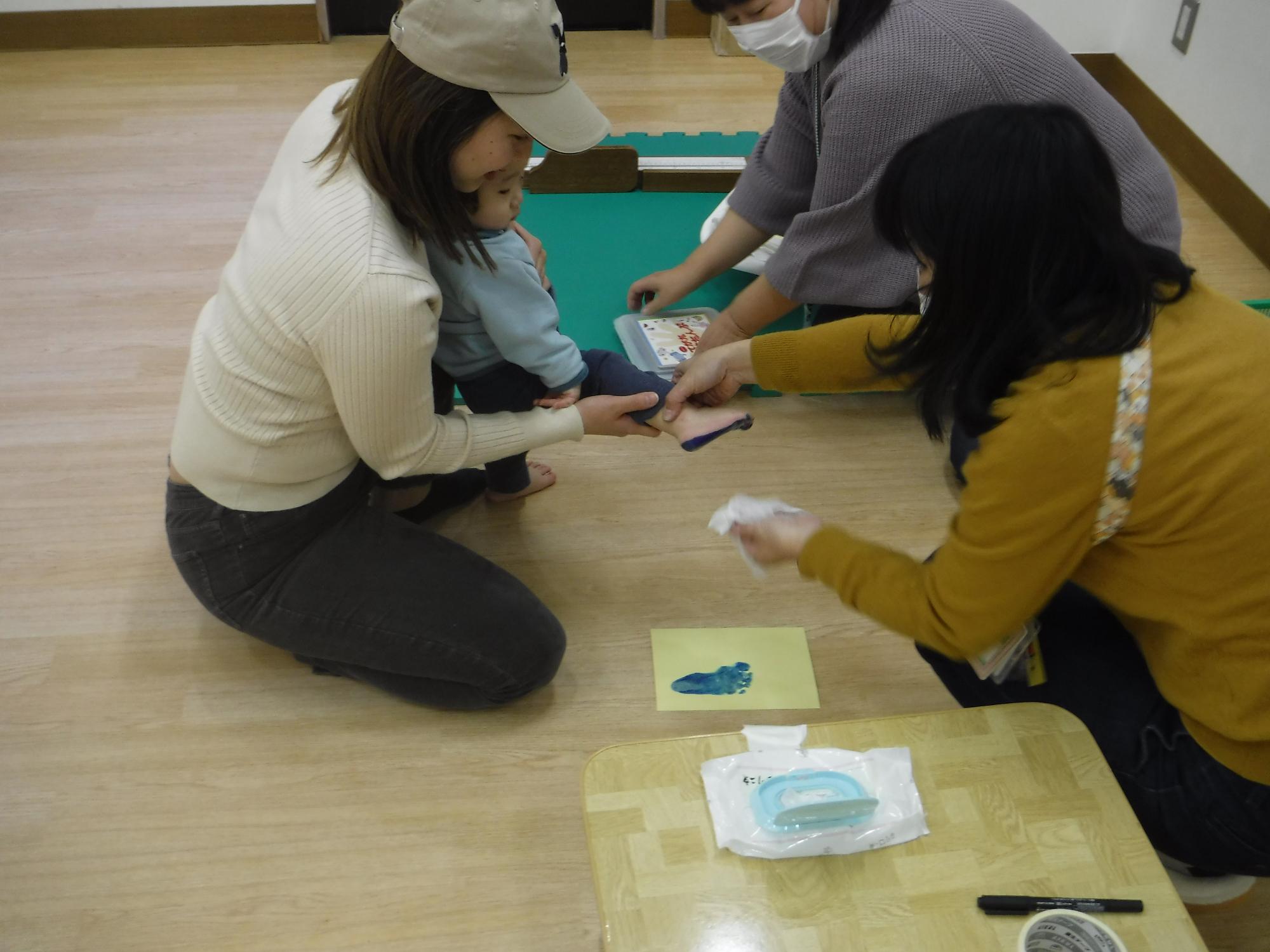 足形スタンプをしている写真