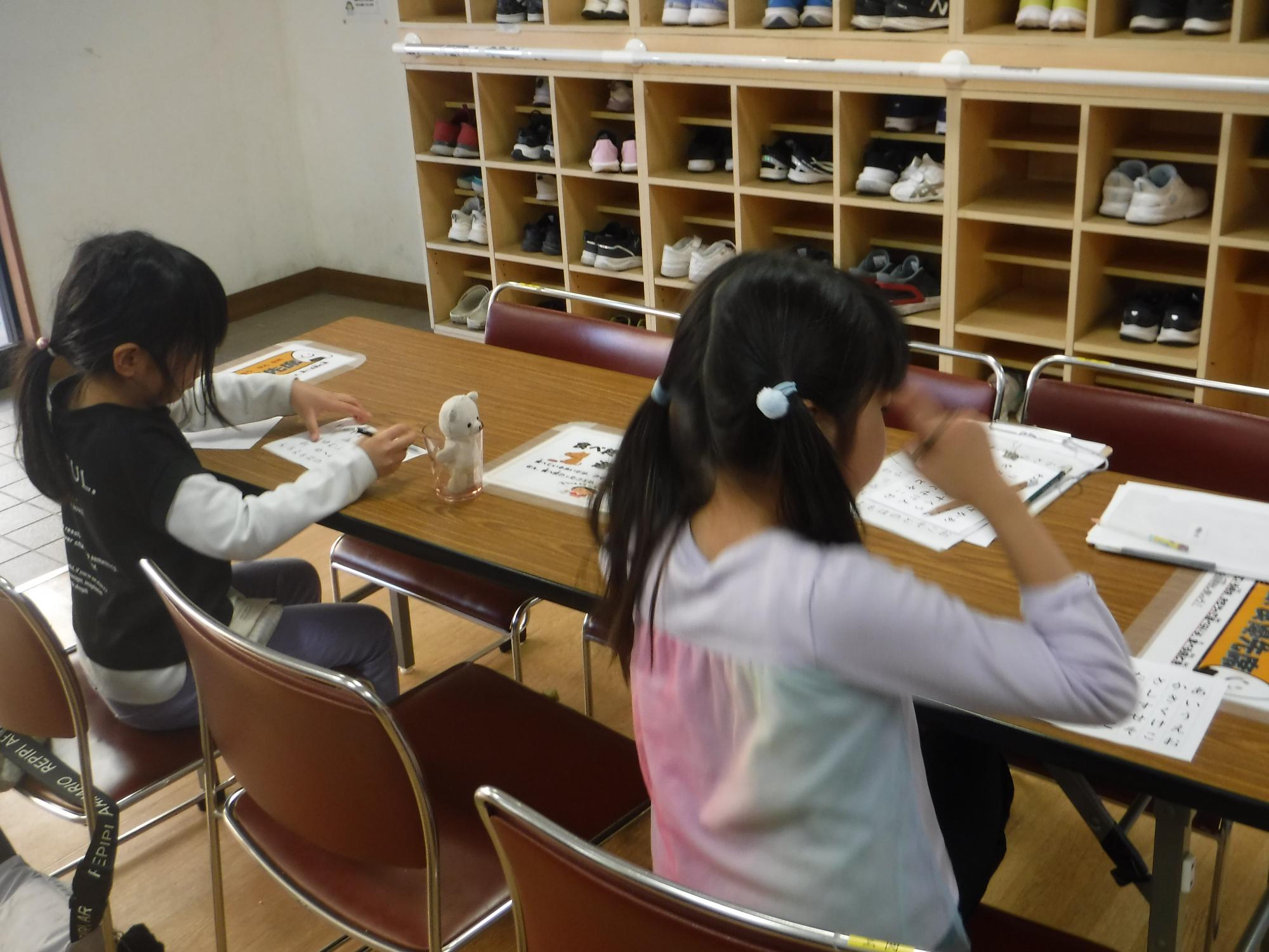 小学生がチャレンジしている写真