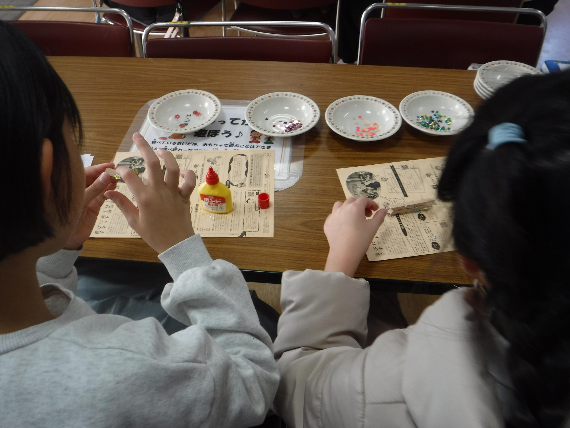 小学生がデコクリップを作成している写真
