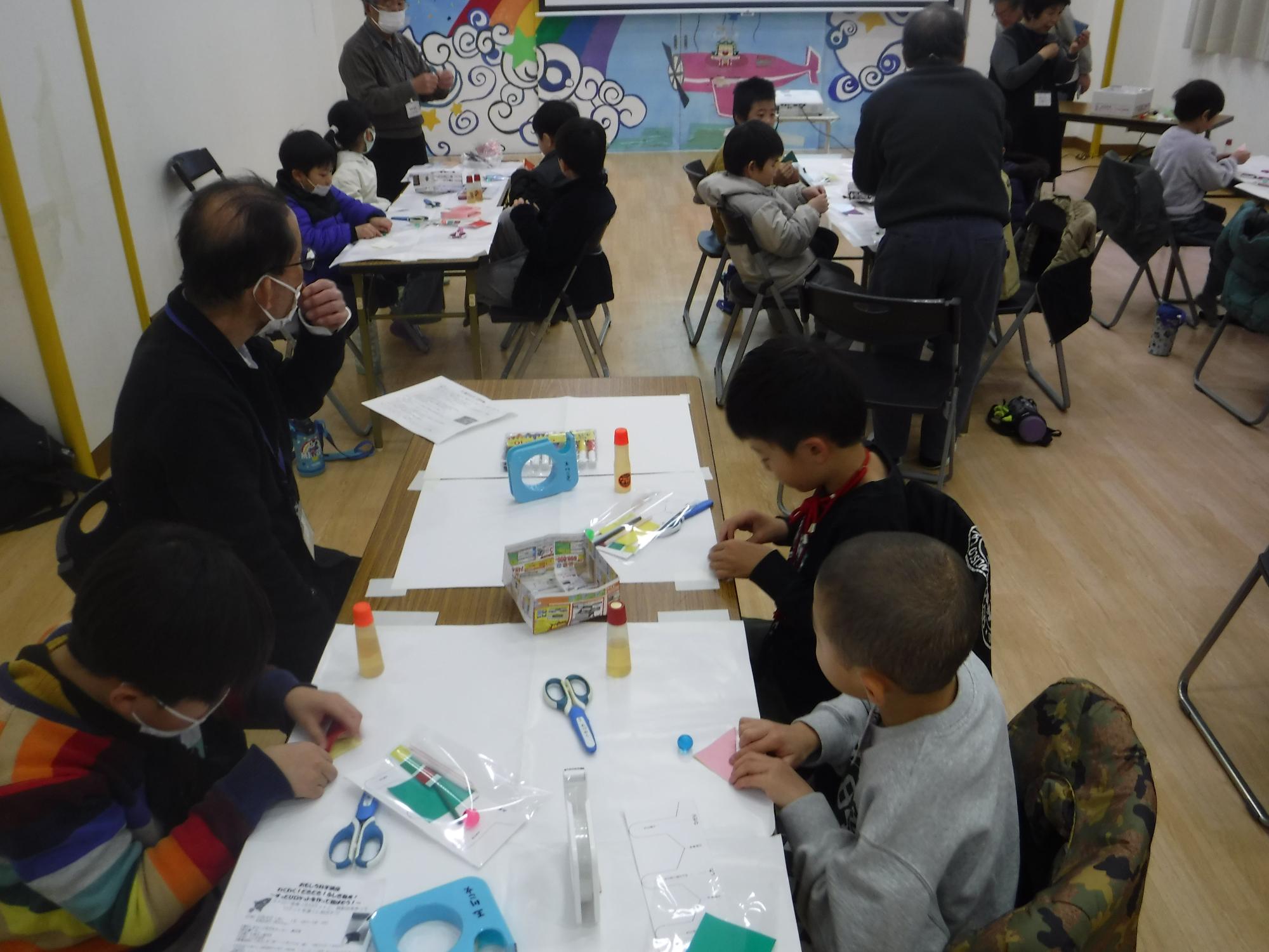 すっとびロケットを作っている様子