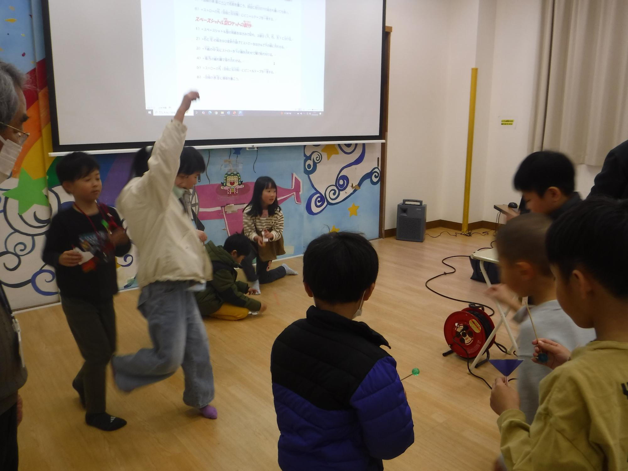 できたロケットを飛ばして遊ぶ様子