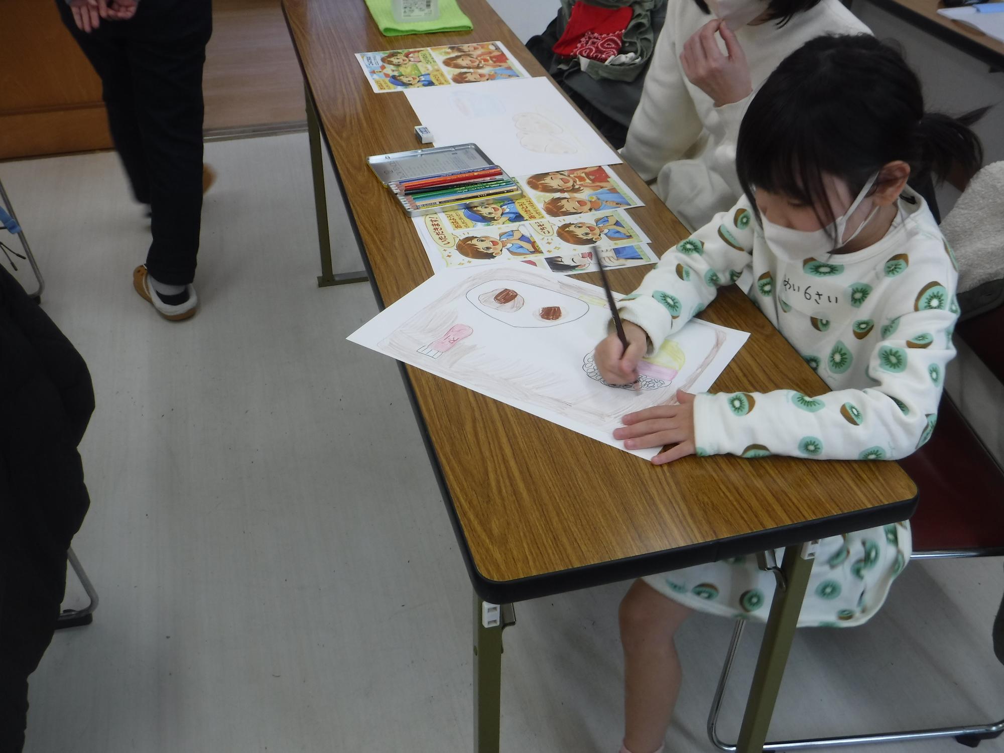 朝食の絵を描いている様子