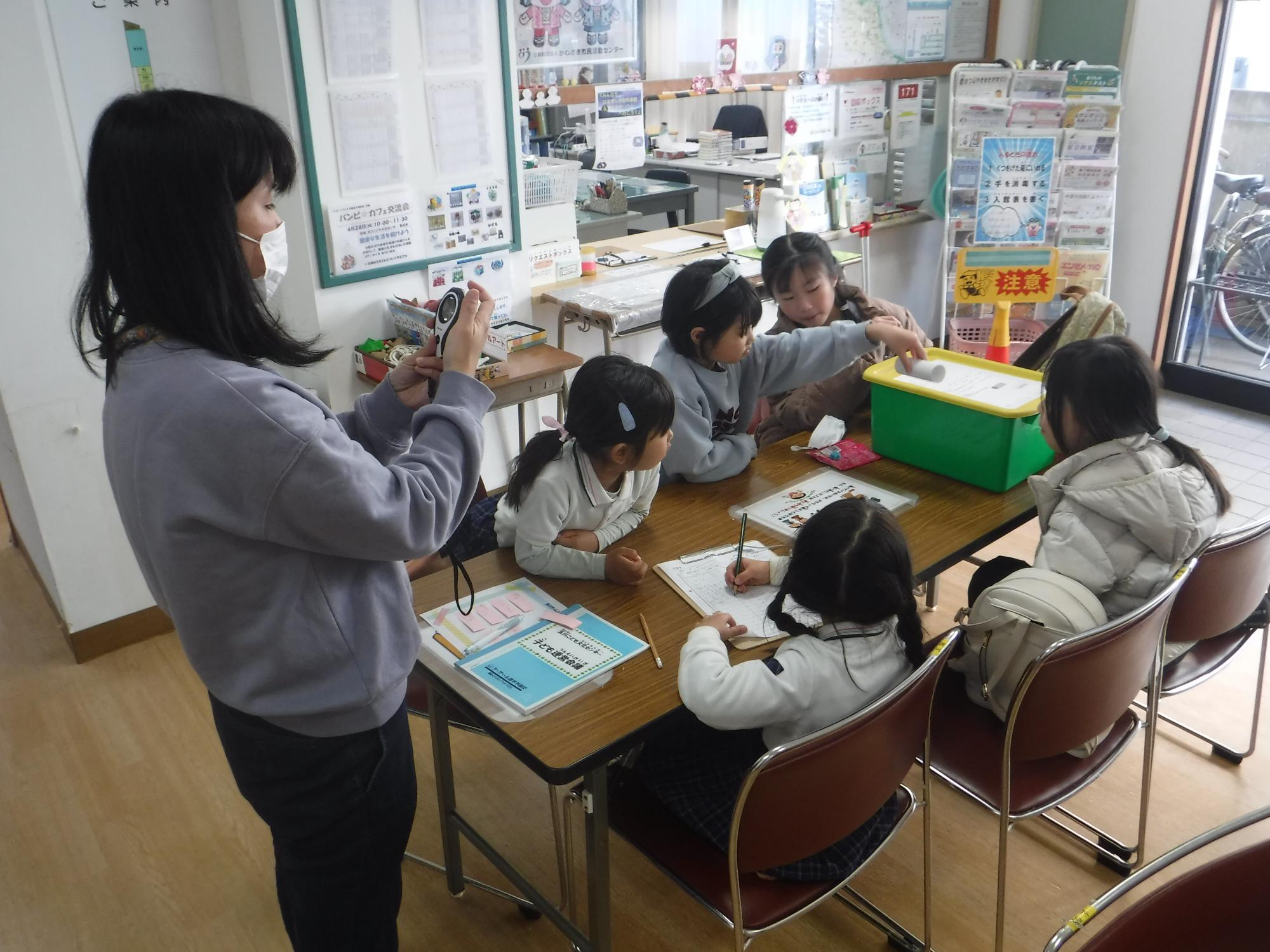 トイレットペーパーの芯を落として立たせる行事の写真