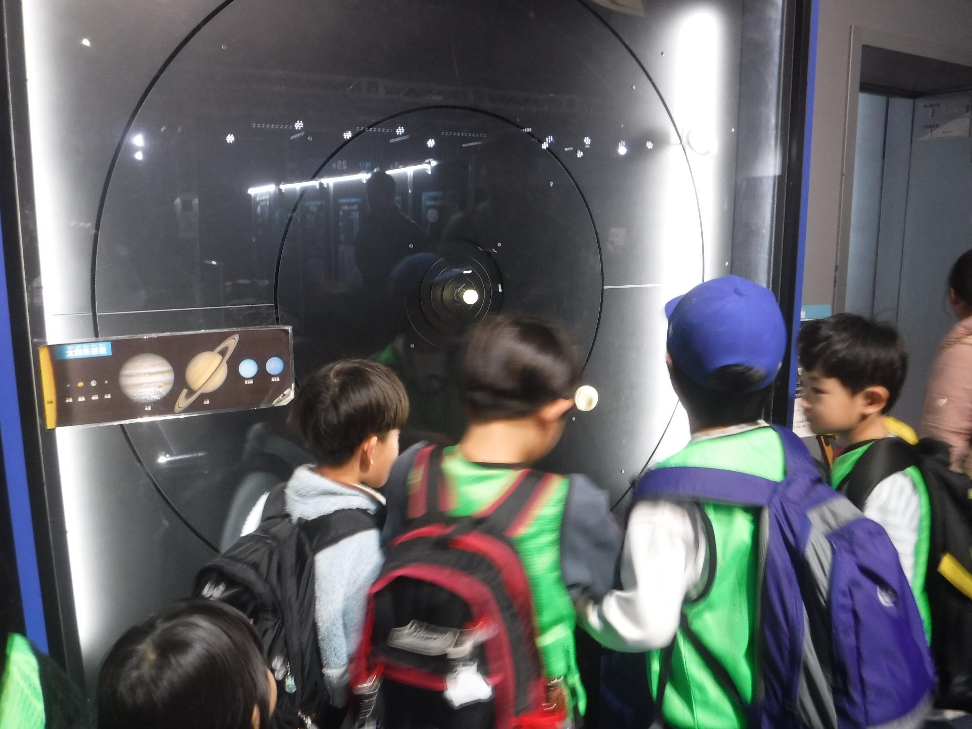 科学館の展示物を見ている写真