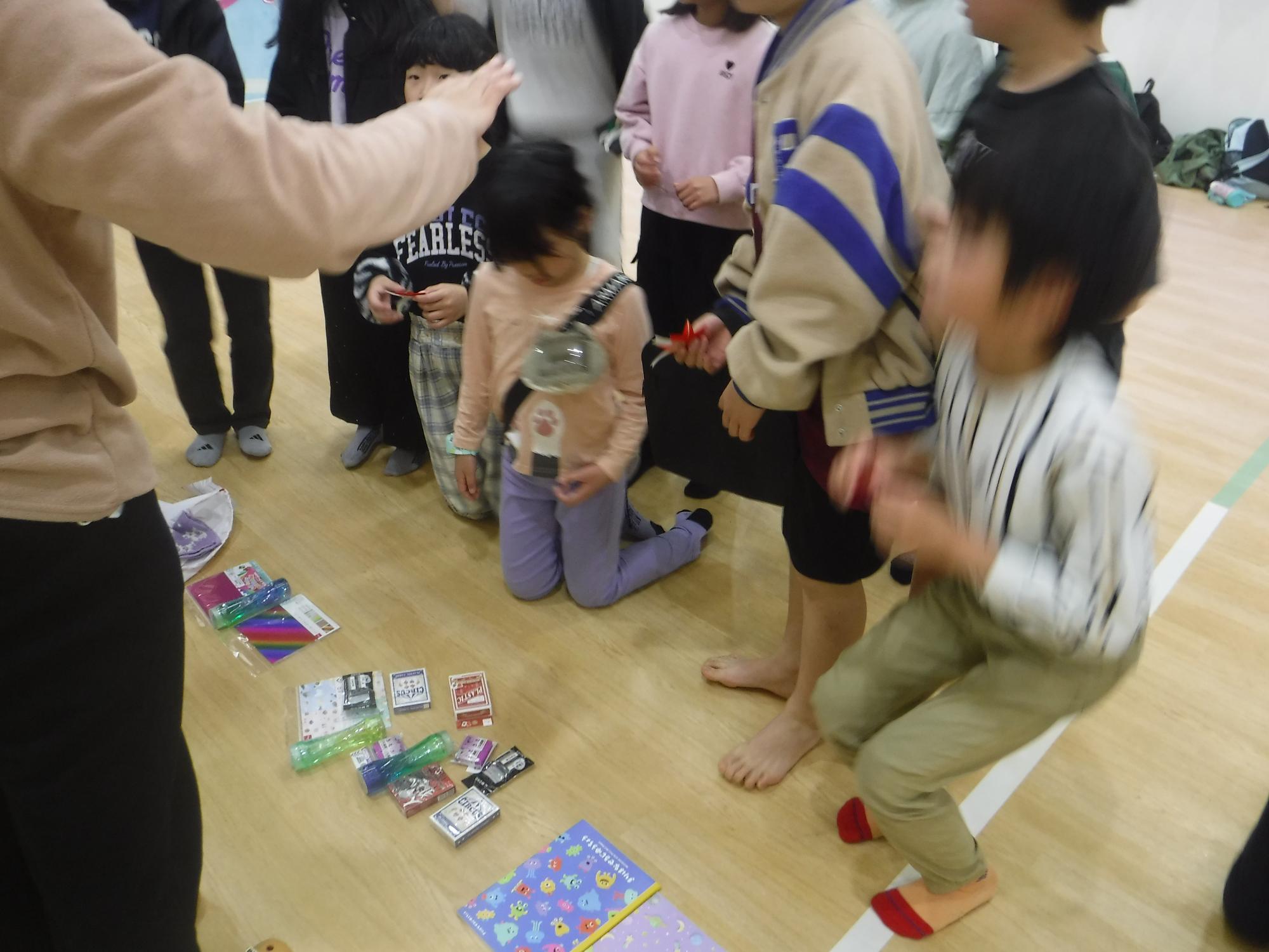 参加賞を選んでいる写真