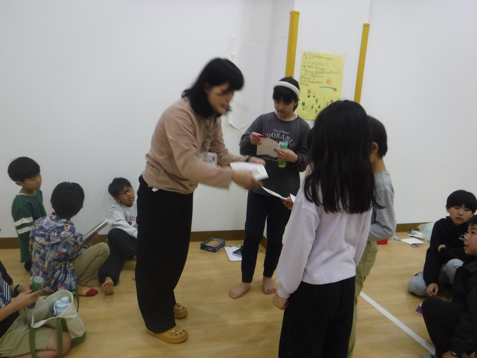 こども実行委員に感謝状を渡している写真