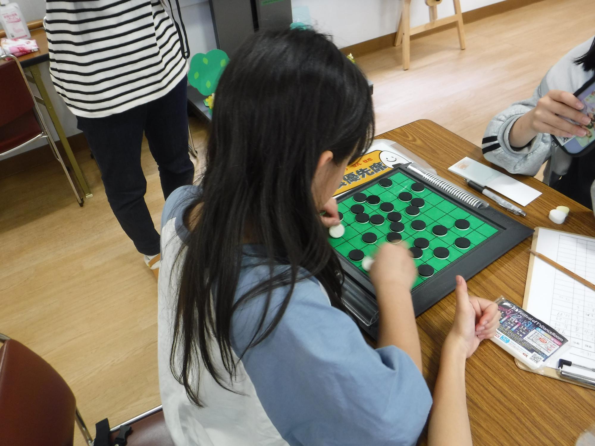 子どもがゲームをしている写真