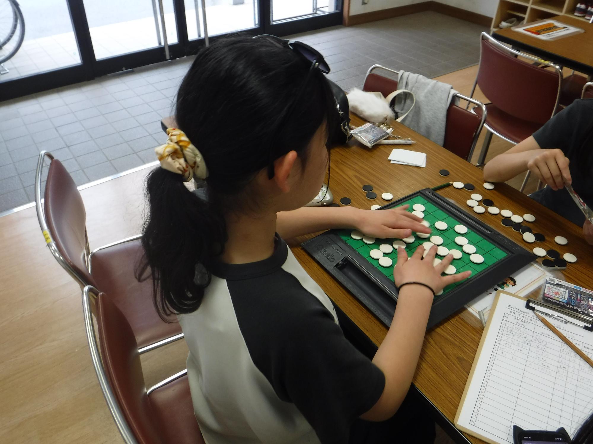 子どもがゲームをしている写真