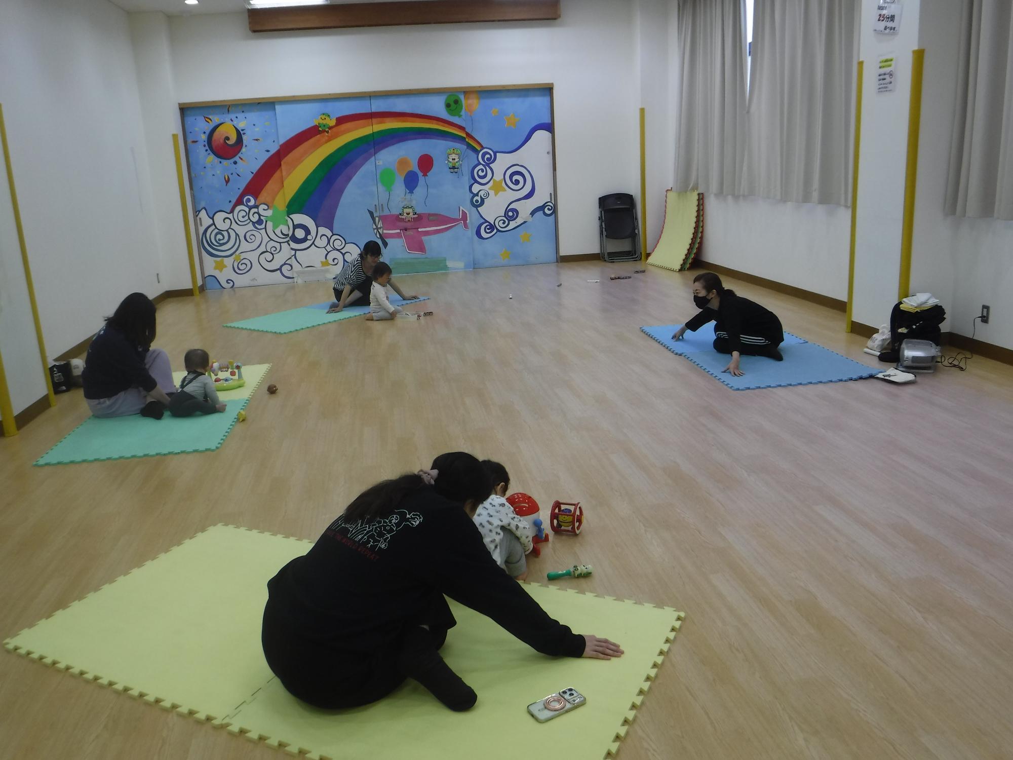 大人がストレッチをしている写真