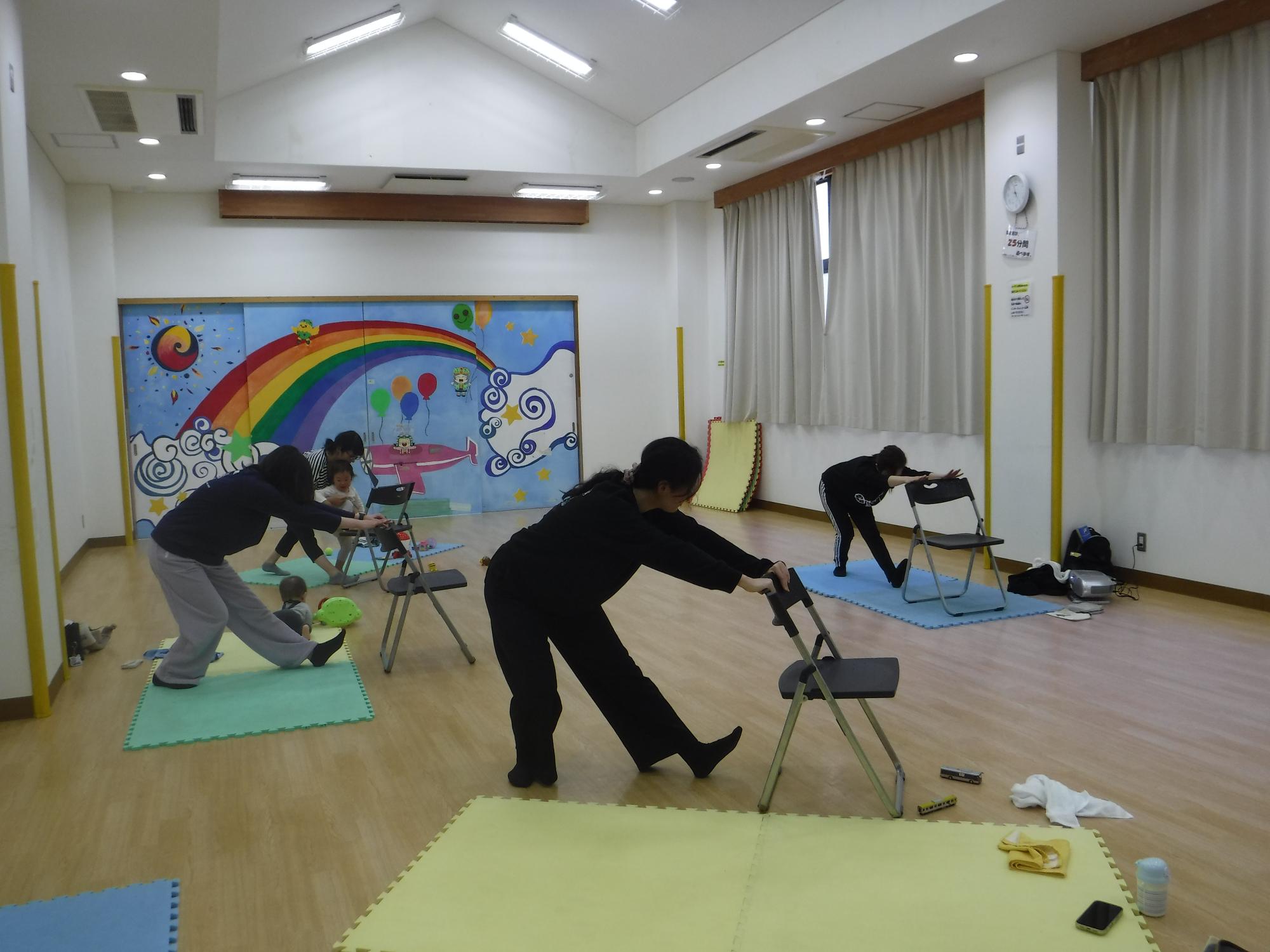 大人がストレッチをしている写真