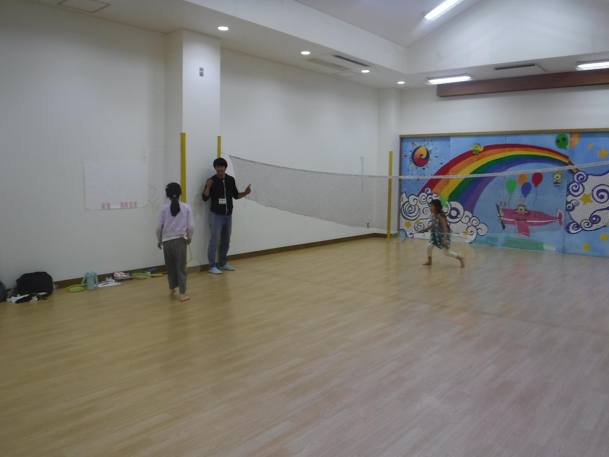 子どもたちがバドミントンをしている写真