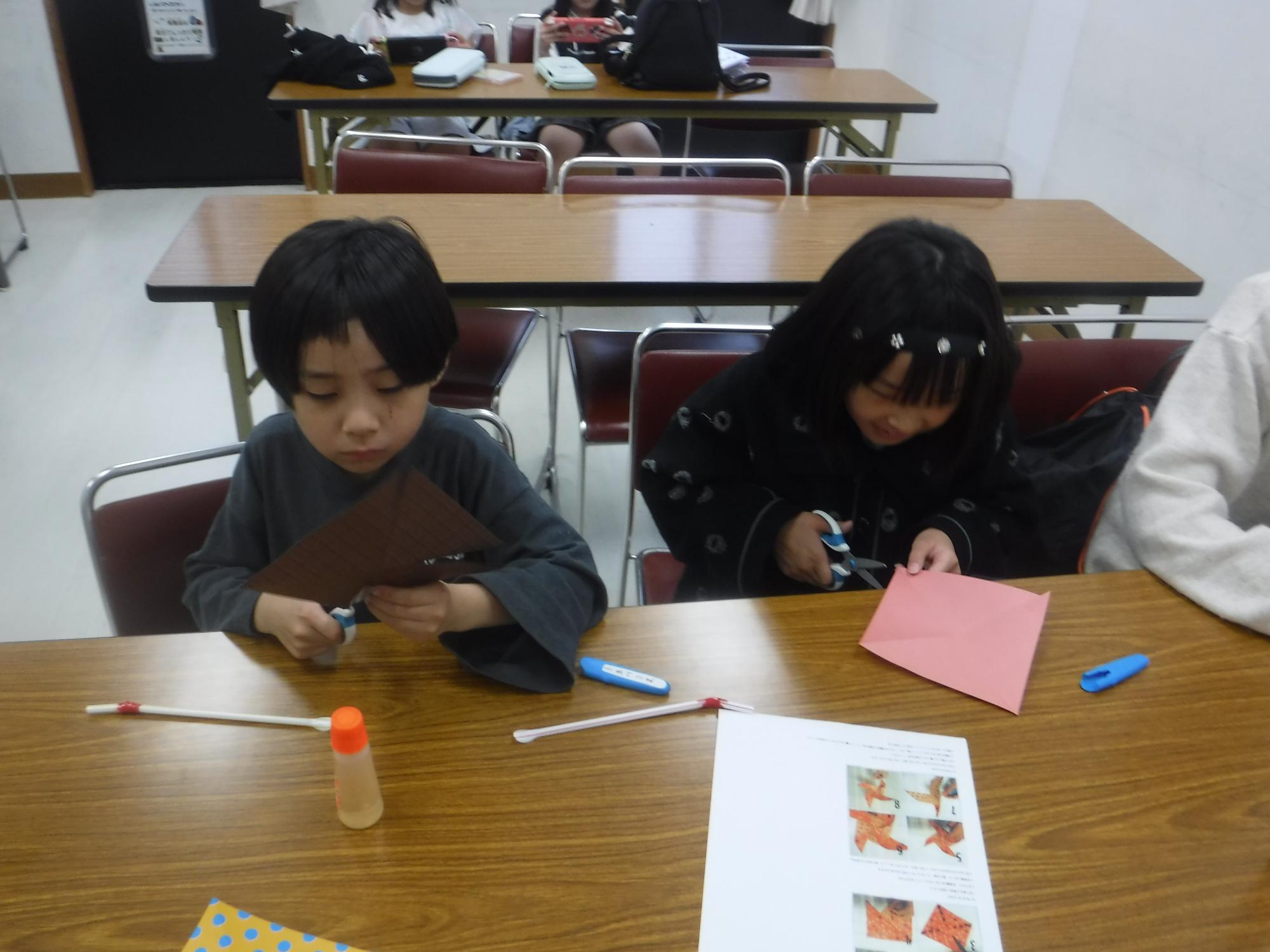 子どもたちが工作をしている写真