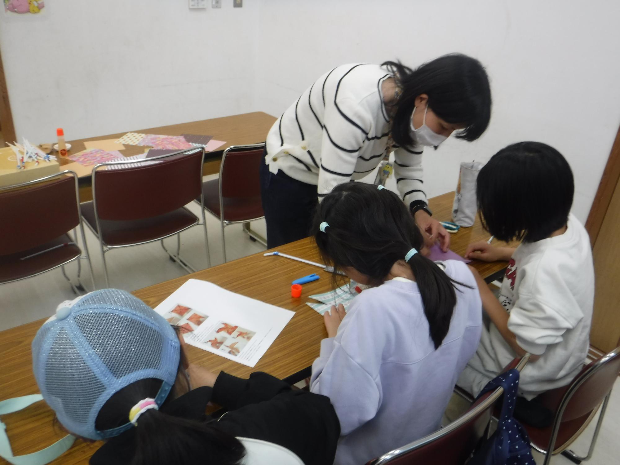子どもたちが工作をしている写真