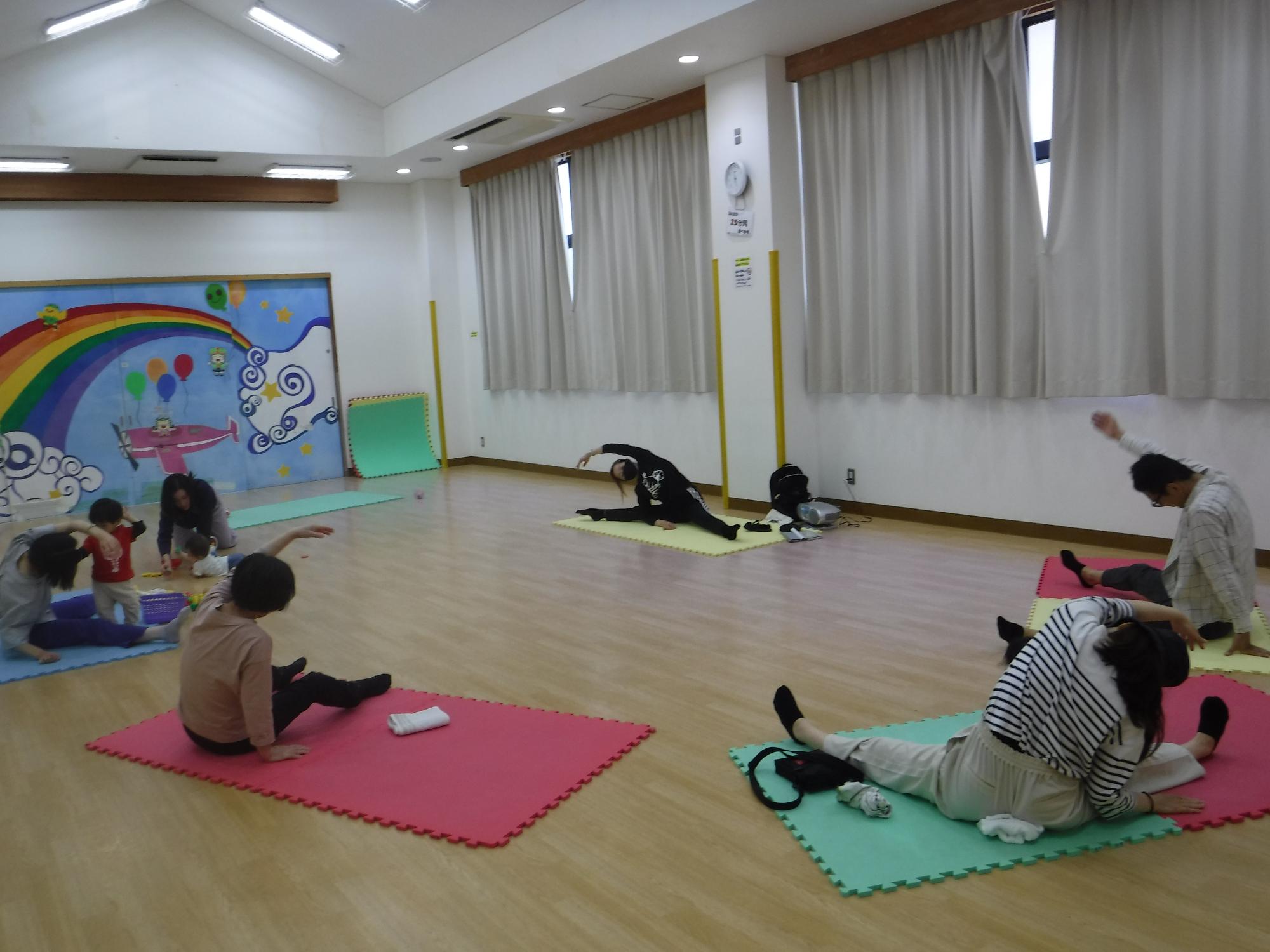 成人と子どもがストレッチをしている写真