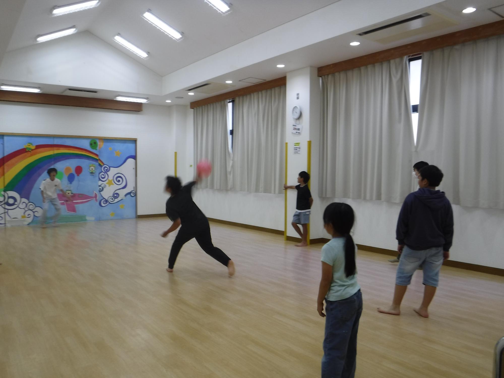 子どもたちがドッジボールをしている写真