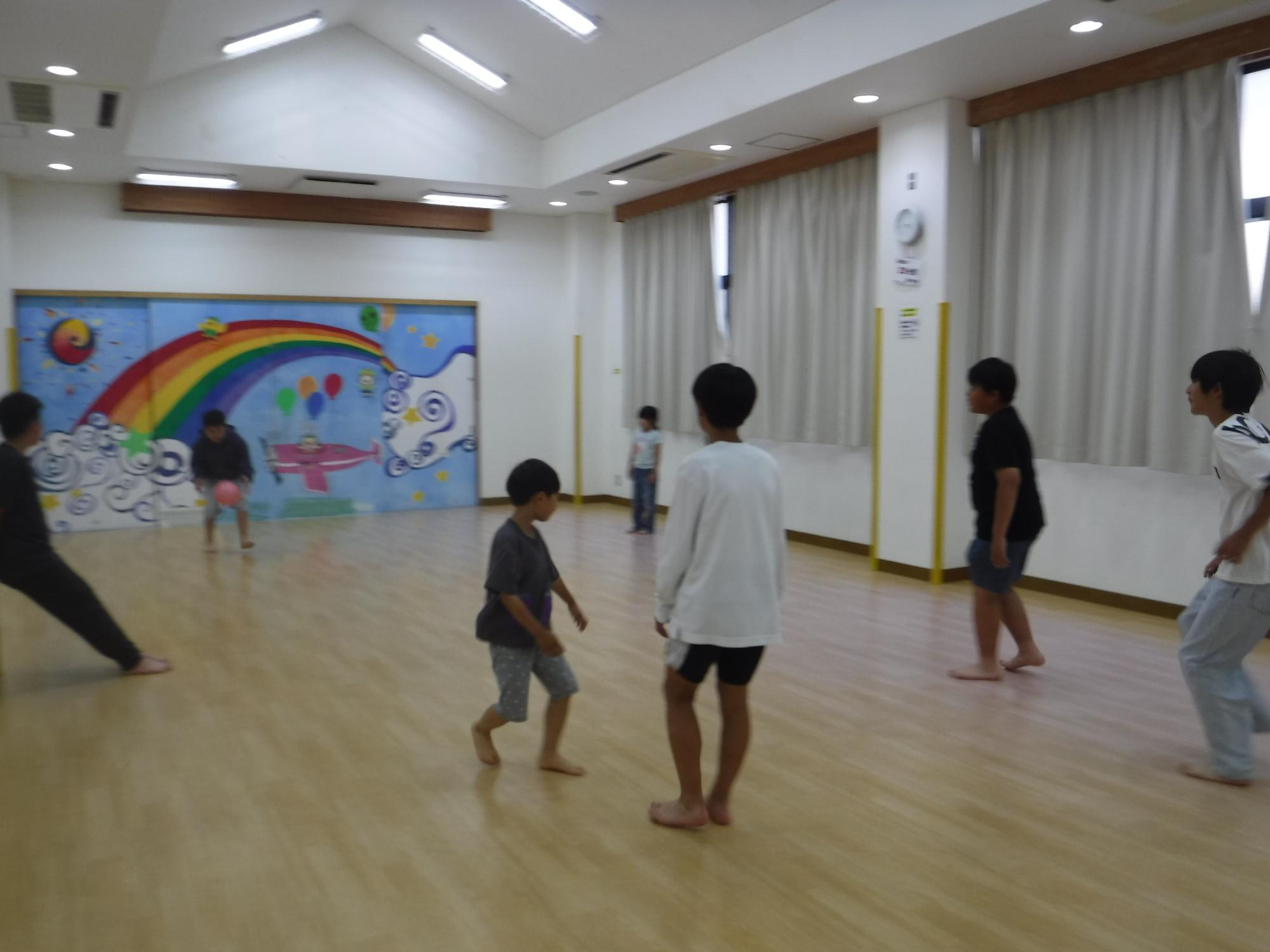子どもたちがドッジボールをしている写真
