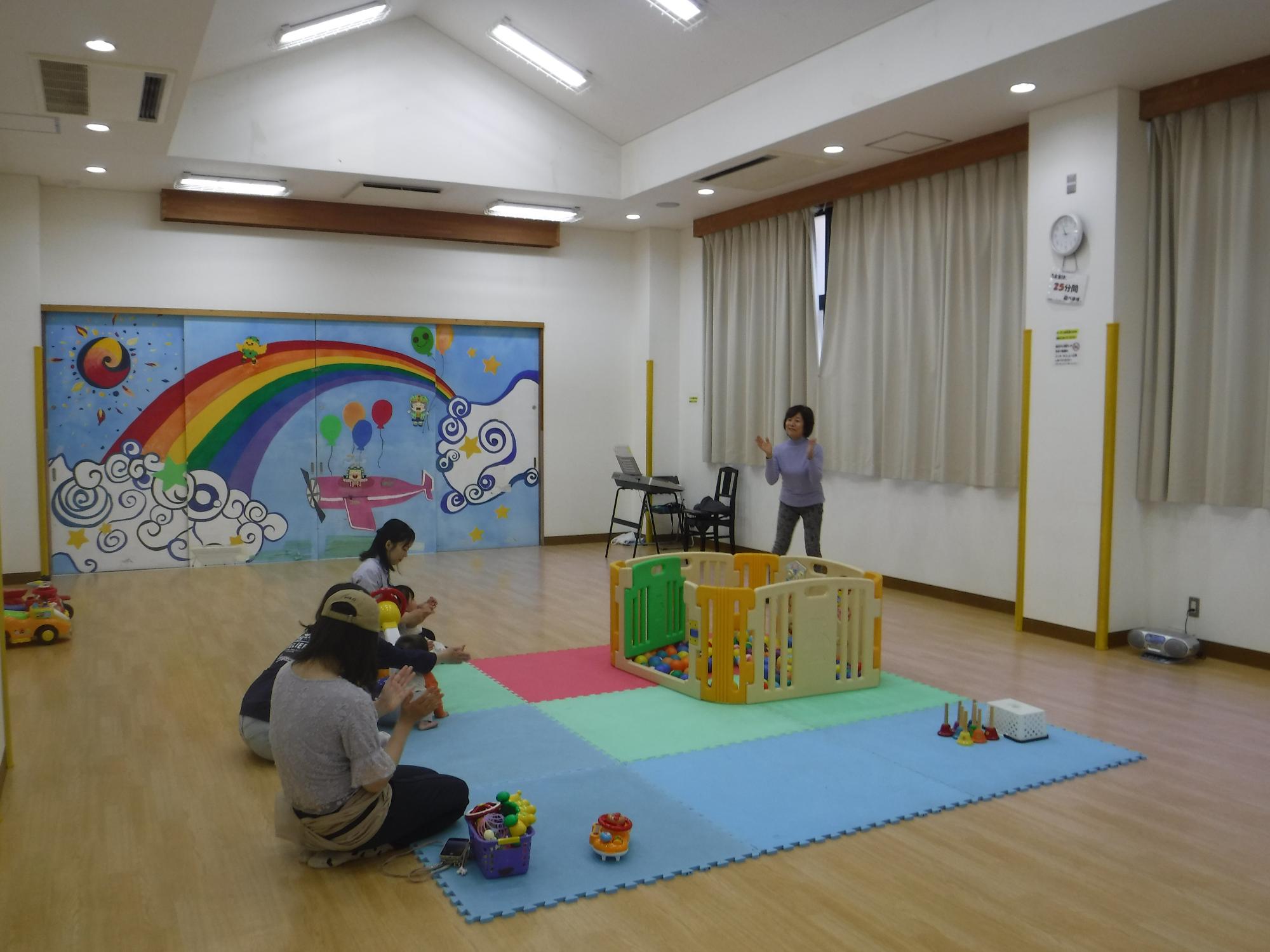 大人と子どもがリトミックをしている写真